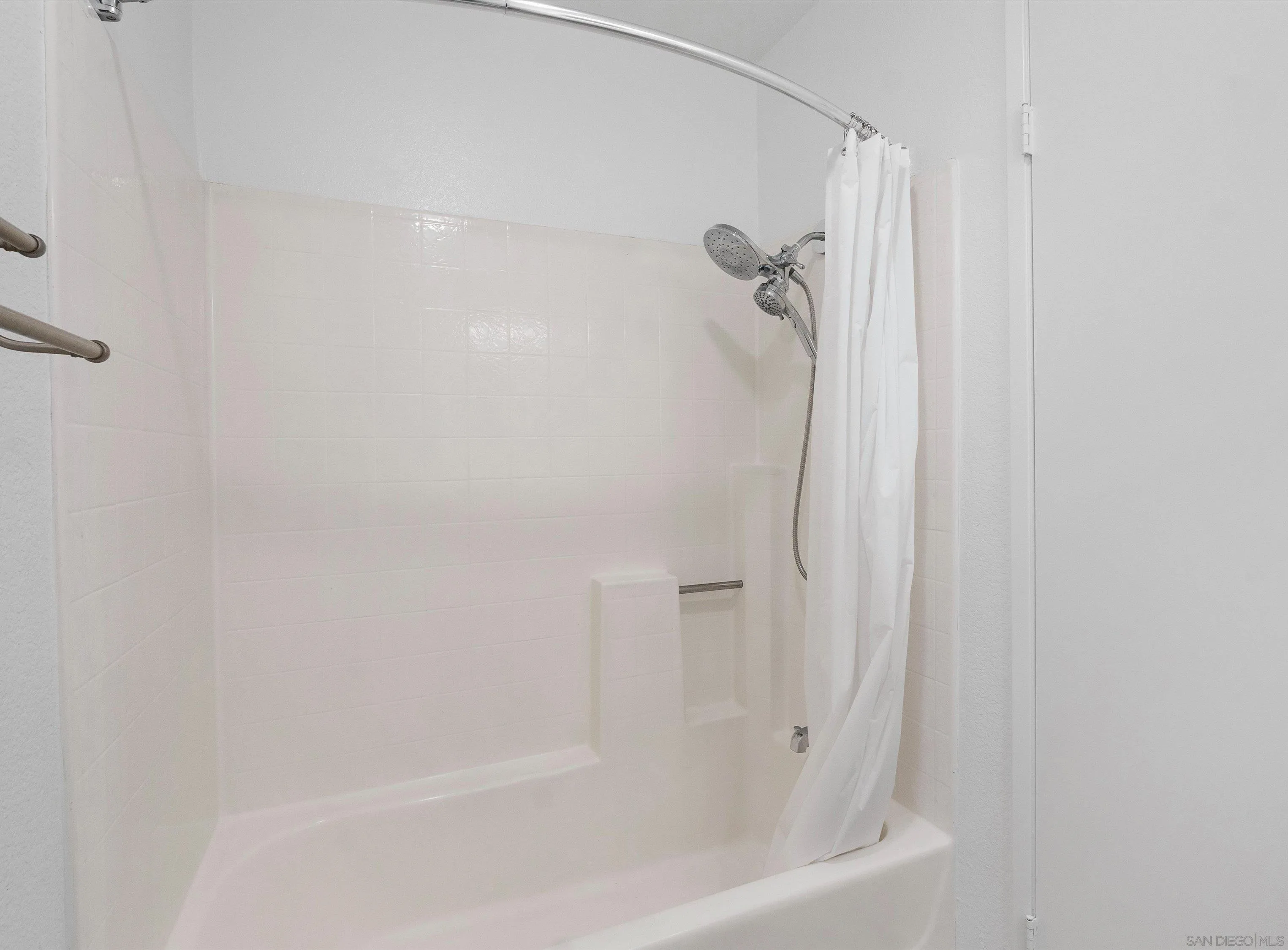 https://cdn.realtyfeed.com/cdn/127/260005995/7374d52ded3f867dec24f410365ec4c7.webp