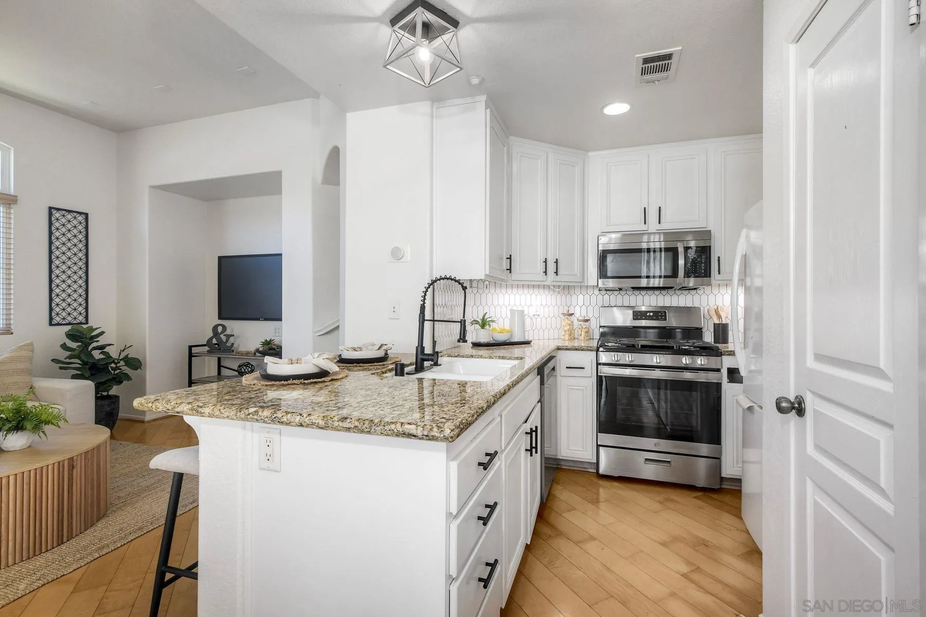 Photo #8: 260006014 Listing: Photo #8