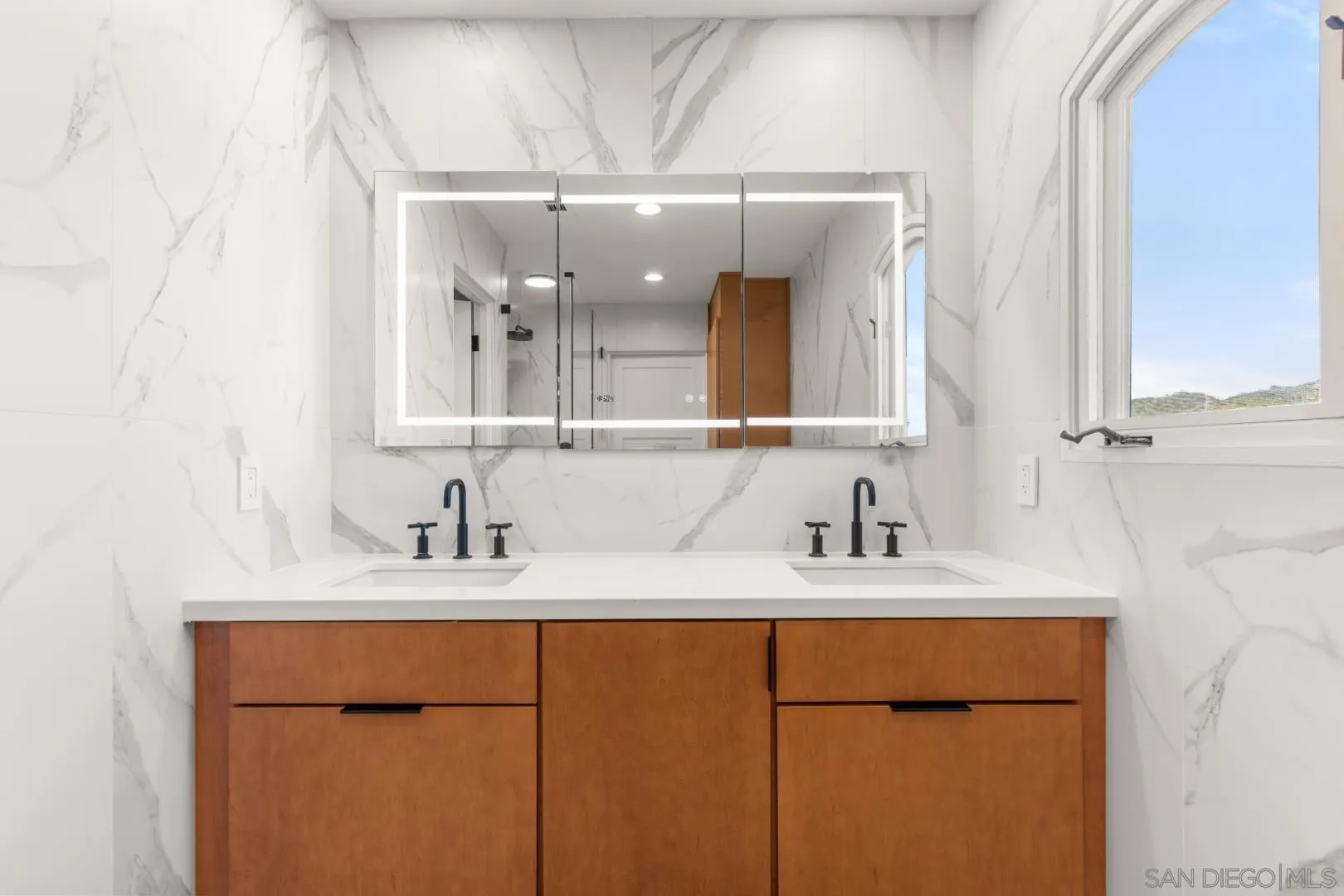 https://cdn.realtyfeed.com/cdn/127/260006015/1fc2f75b6d28646cf194fe705531ced4.webp