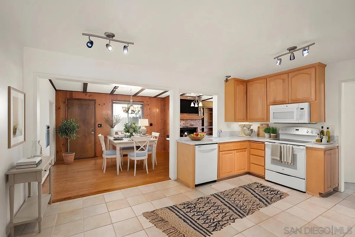 https://cdn.realtyfeed.com/cdn/127/260006028/60cd1c196b48d86ba60f3e792ba69af4.webp