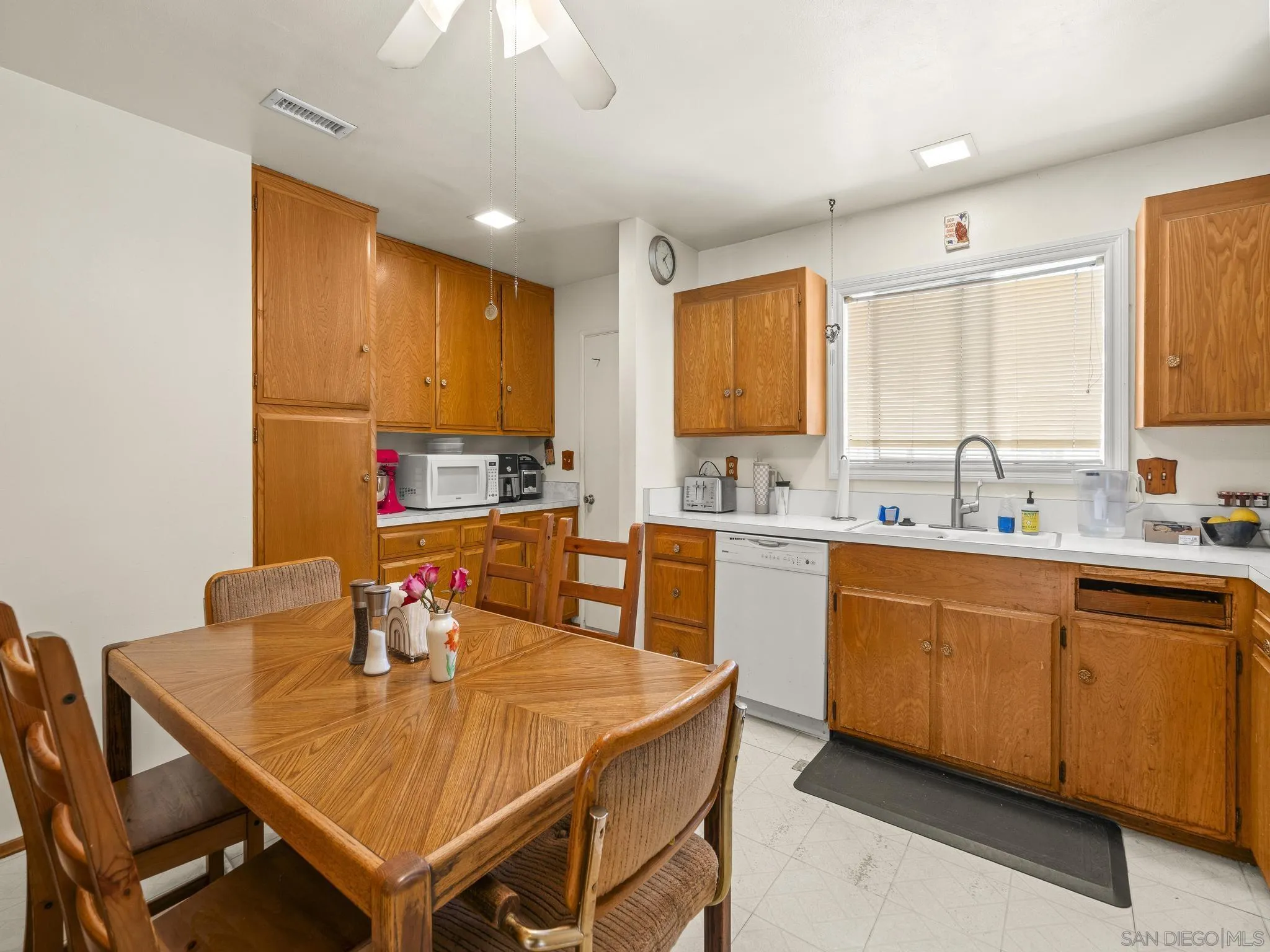 https://cdn.realtyfeed.com/cdn/127/260006043/9e3d34584d4756bf04f5a60b75e66f9d.webp
