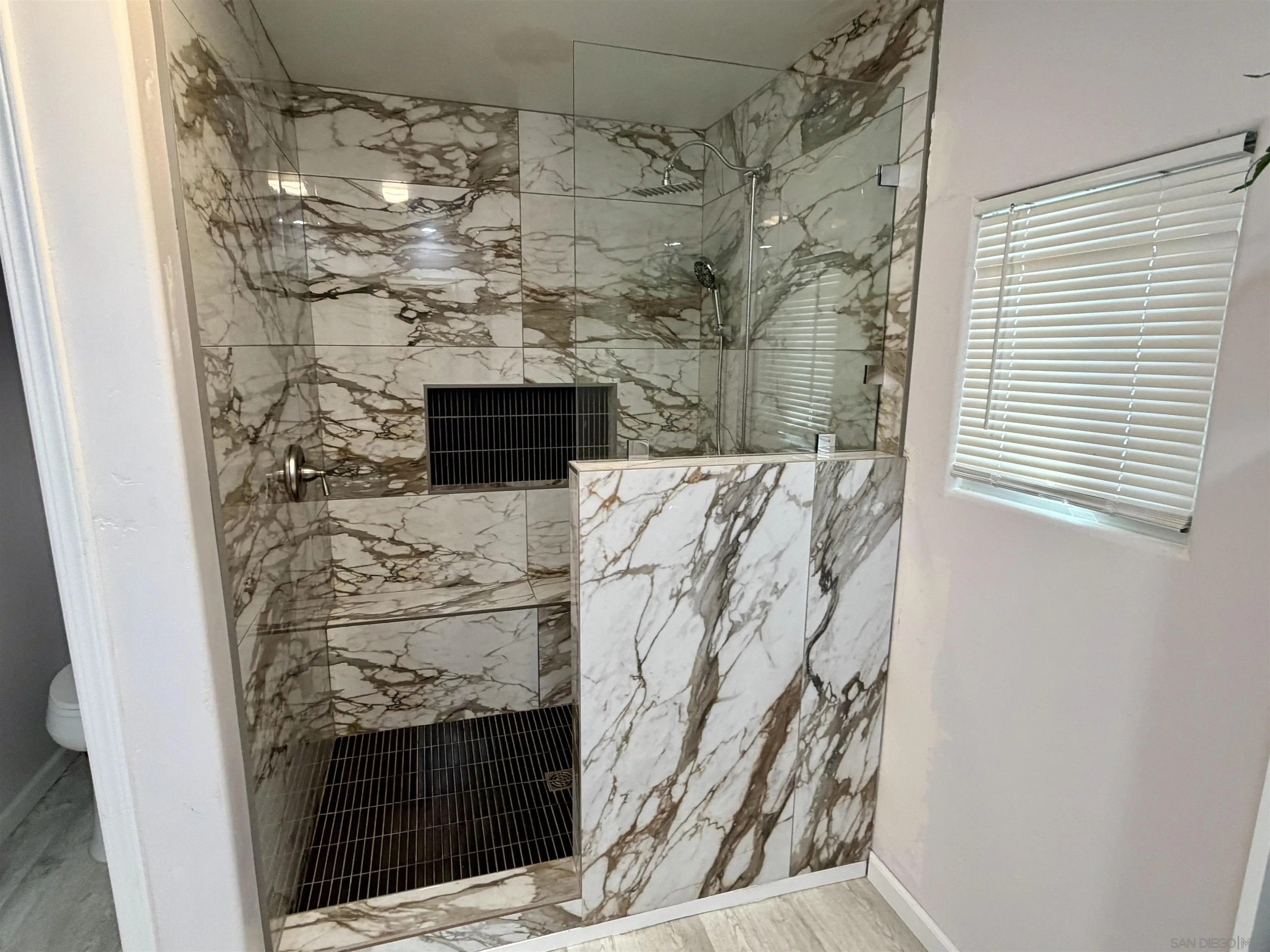 https://cdn.realtyfeed.com/cdn/127/260006050/6bd45de3f3688d63adf4ab0345301699.webp