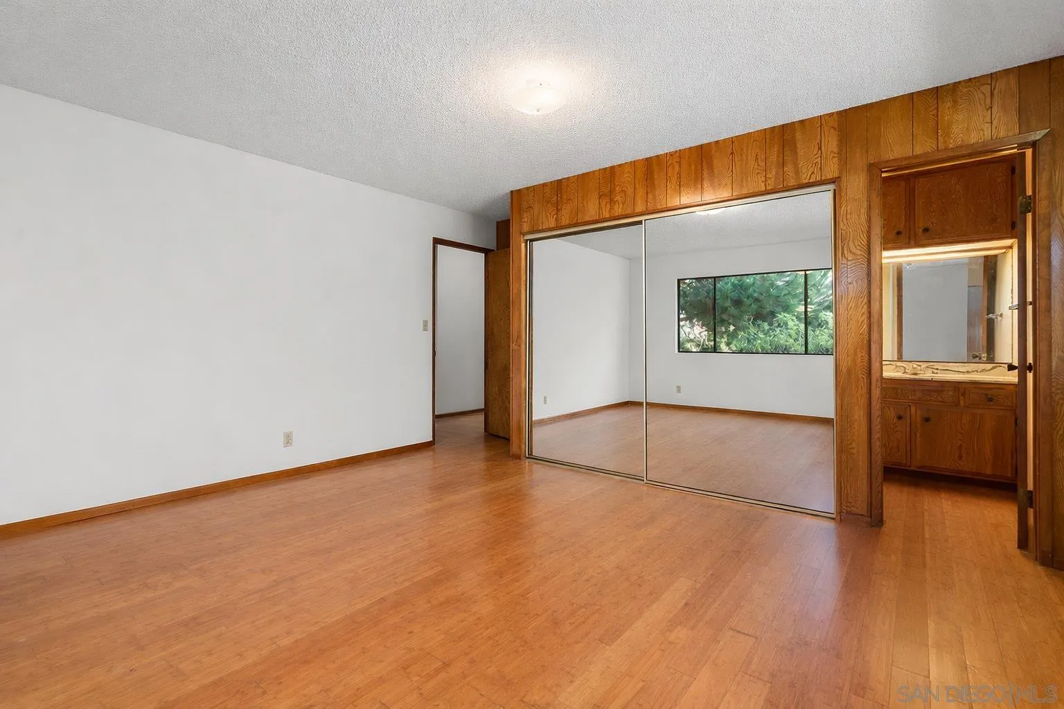 https://cdn.realtyfeed.com/cdn/127/260006056/69541b050bf9c51eec75214fc03d0b82.webp