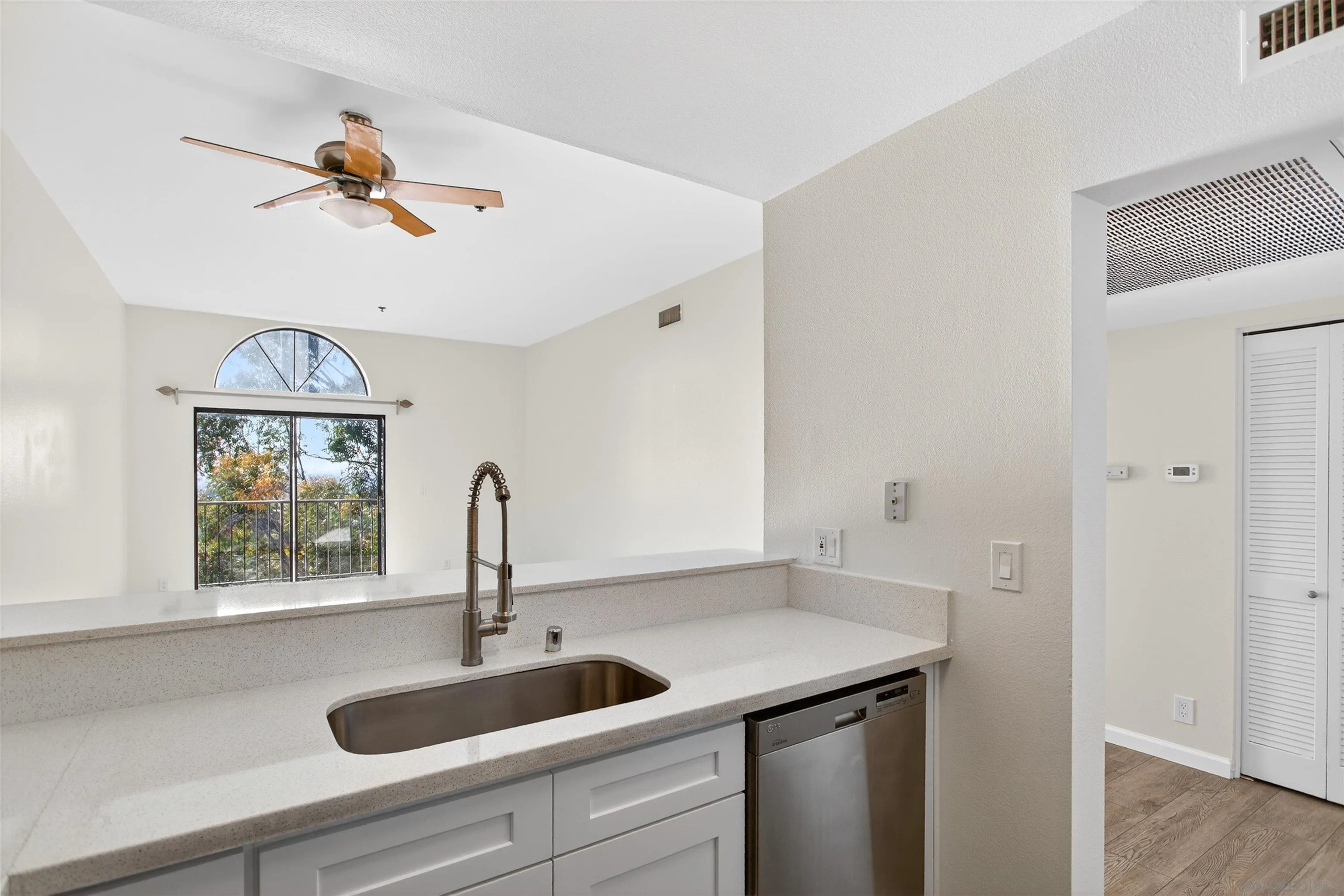 https://cdn.realtyfeed.com/cdn/127/260006067/00d2abd5603b38068a4aedcb0b1b7801.webp