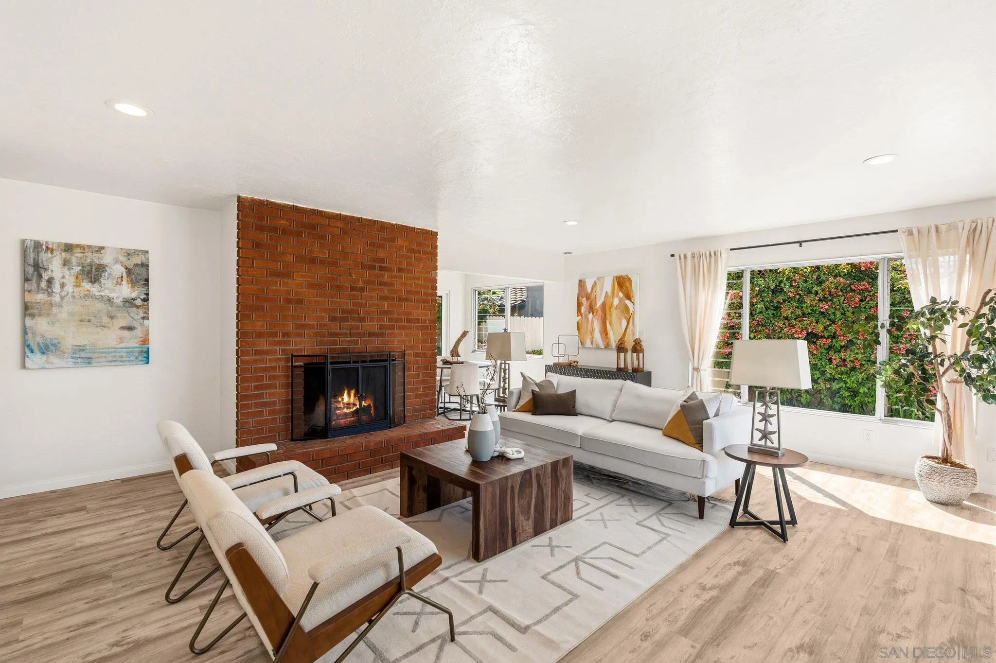 https://cdn.realtyfeed.com/cdn/127/260006088/ef49b070fbf925a34bba3bd7557ed12d.webp