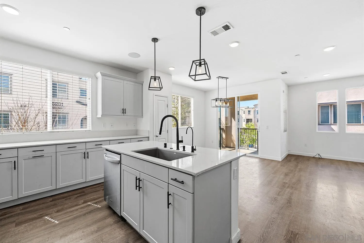 https://cdn.realtyfeed.com/cdn/127/260006095/3a048d57c571a6a796958847779b6433.webp