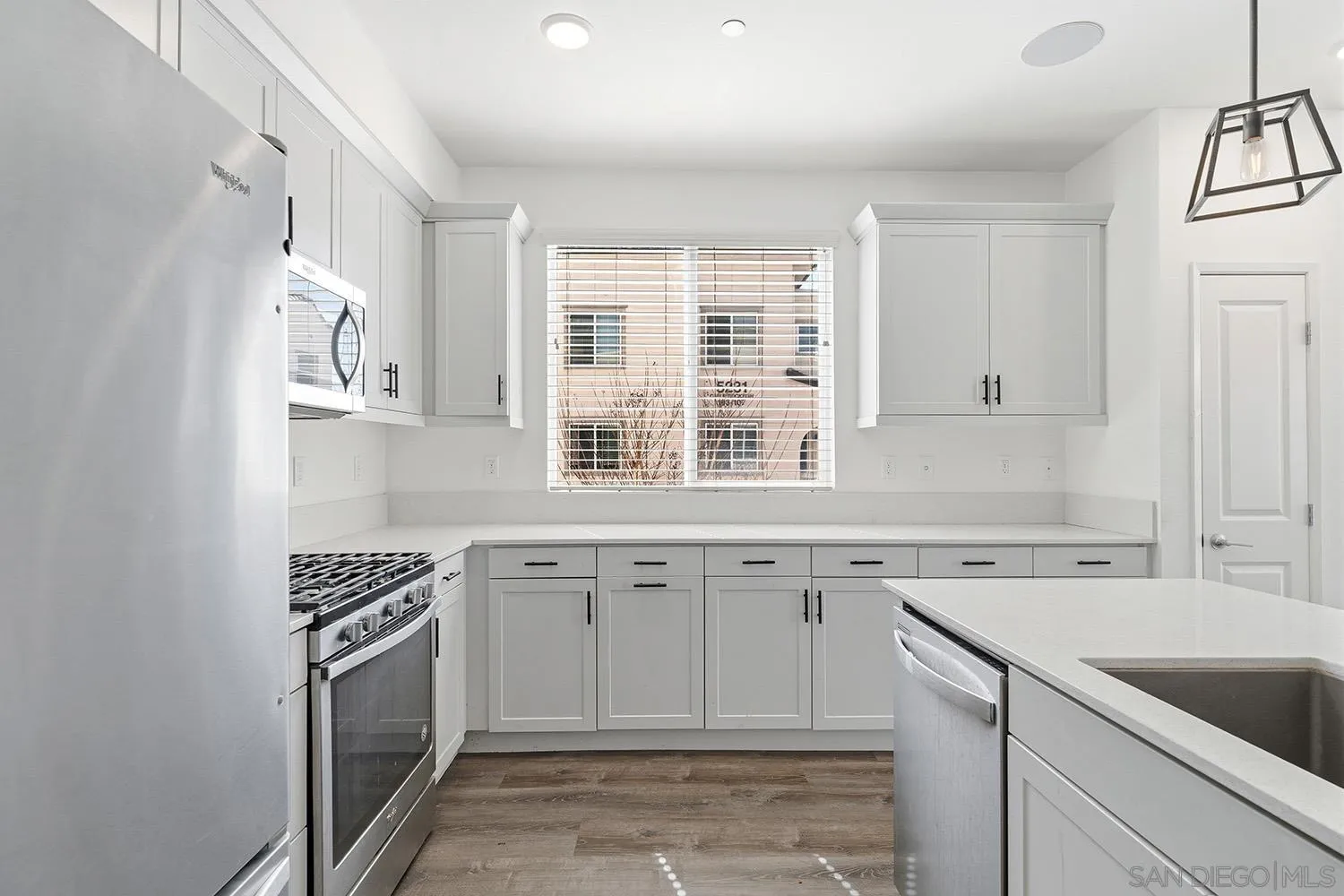 https://cdn.realtyfeed.com/cdn/127/260006095/de7fca7d4bf26e36c0ad9b51b22668ac.webp
