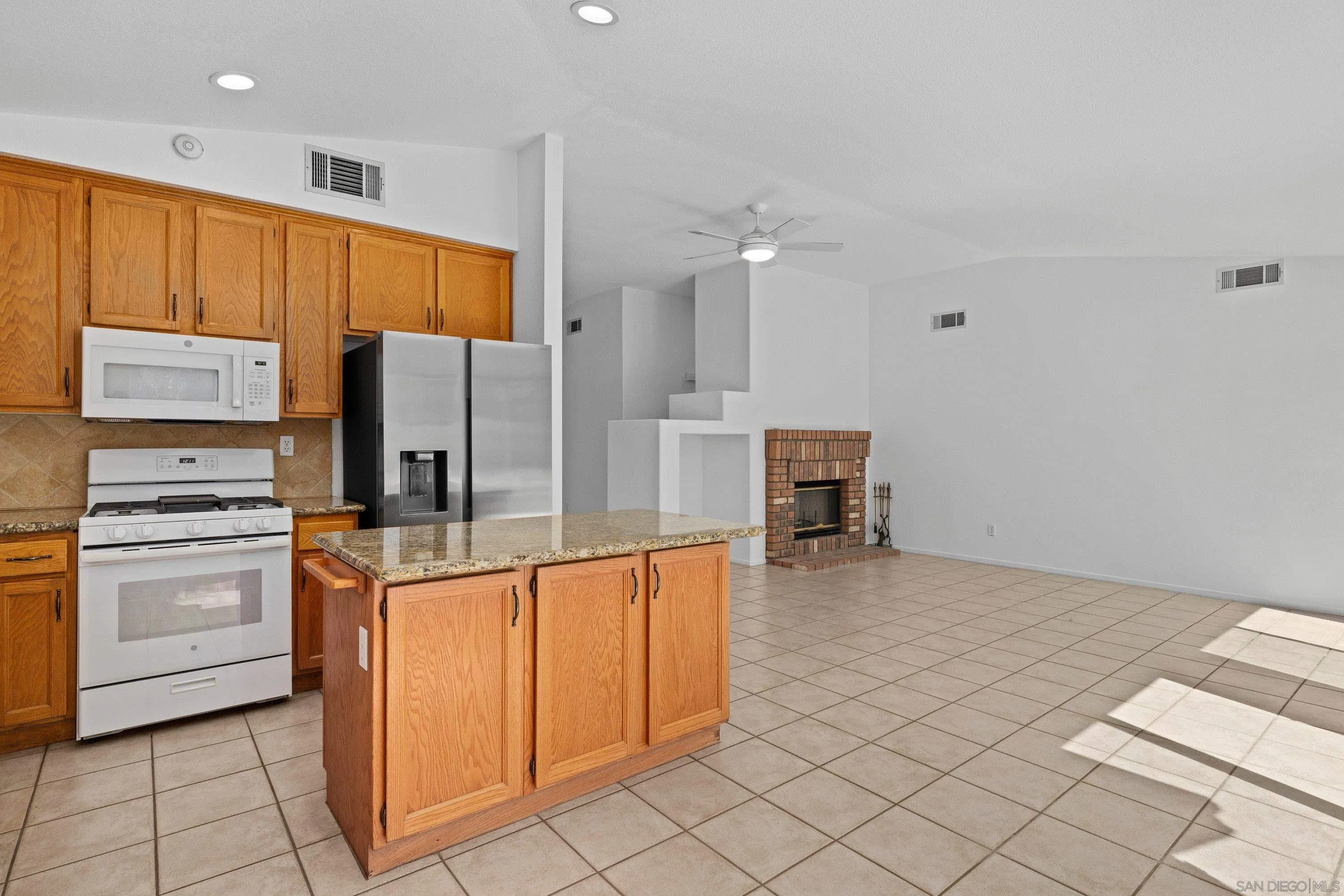 https://cdn.realtyfeed.com/cdn/127/260006114/34bd7dbdae9ba18dc7bd637c403a62cb.webp