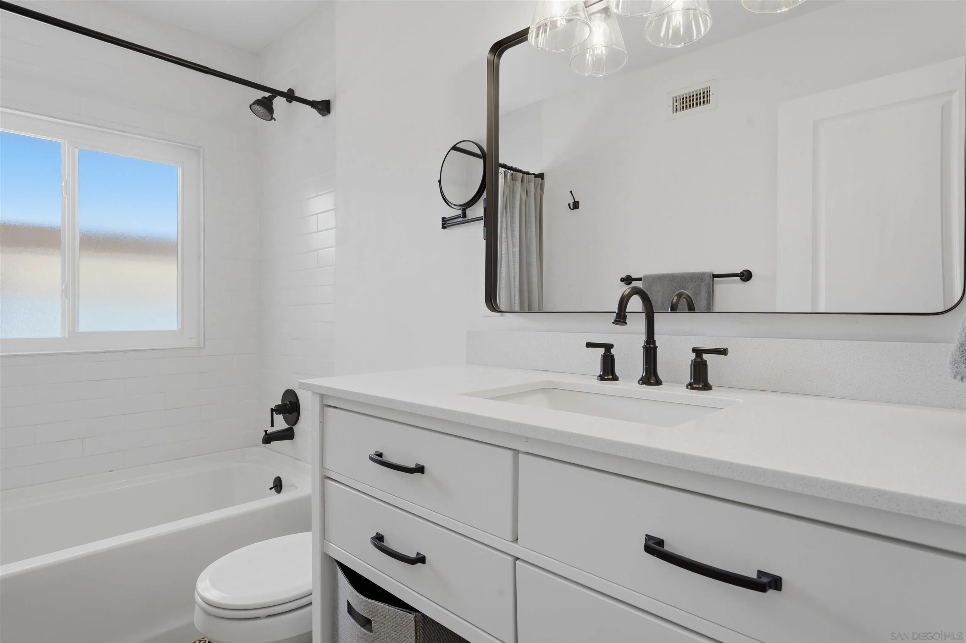 https://cdn.realtyfeed.com/cdn/127/260006131/a39ed6b88d8742508fe7bd6162798a68.webp
