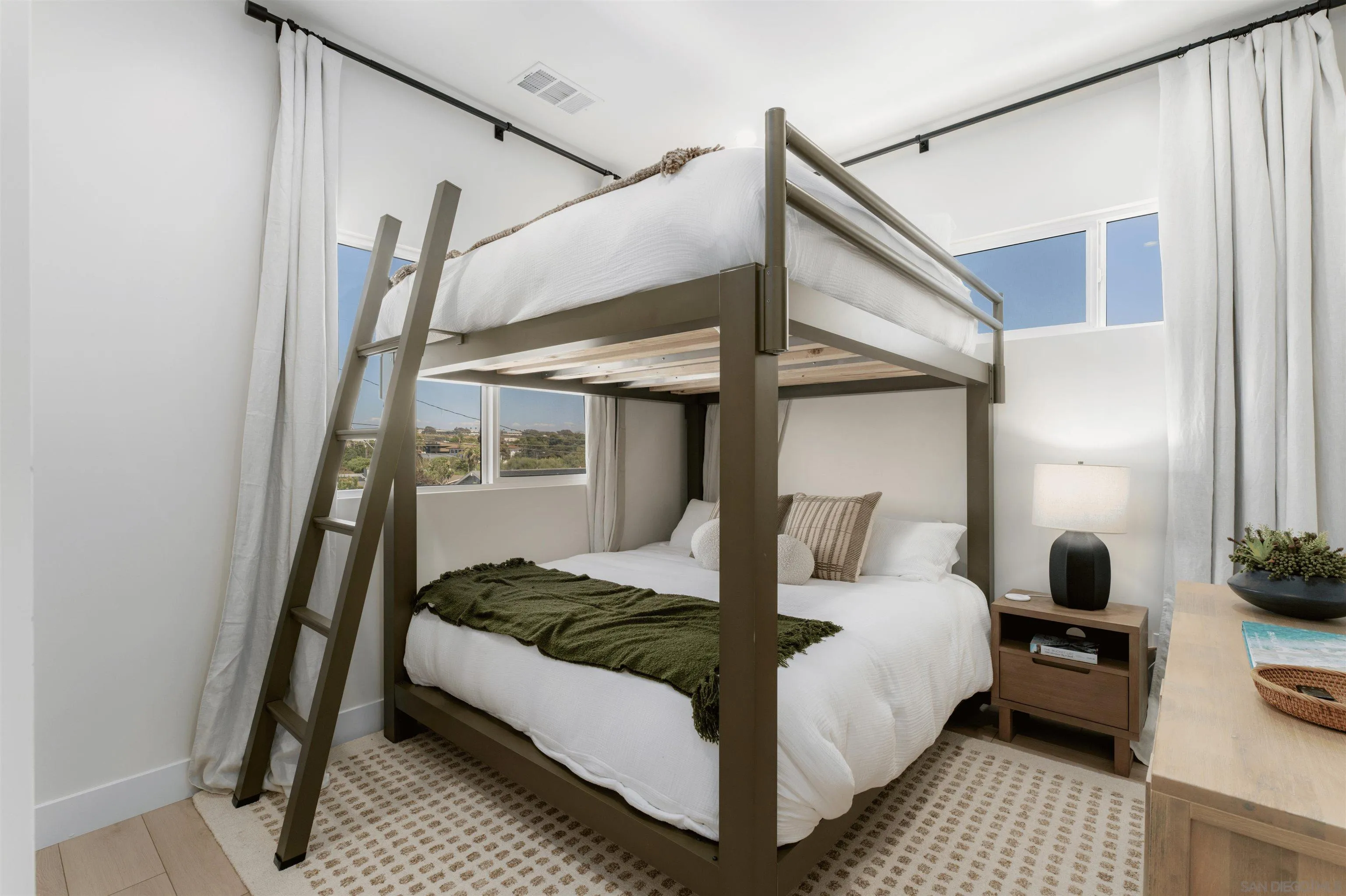 5140 Los Robles Dr, Carlsbad, CA, 92008
