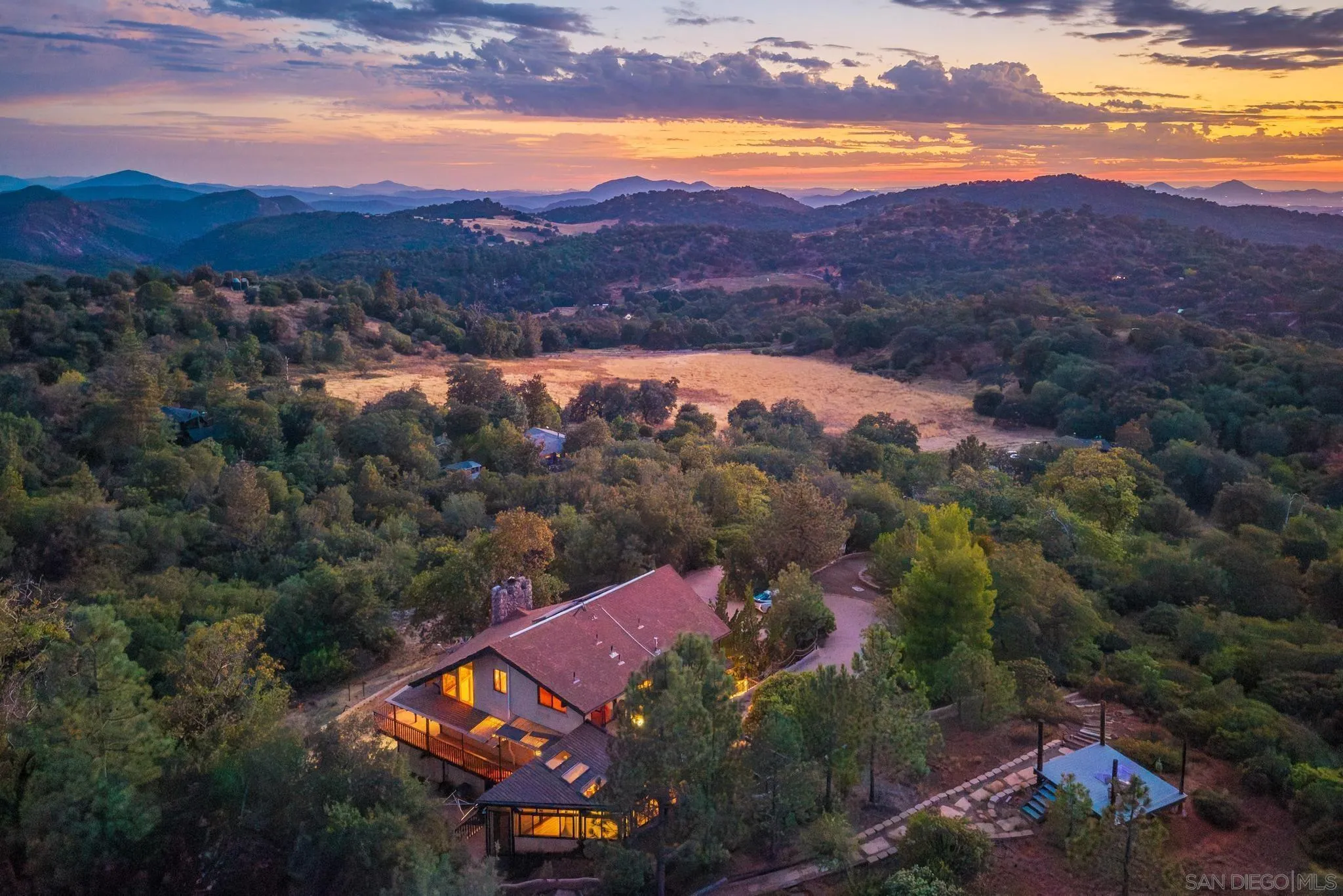 https://cdn.realtyfeed.com/cdn/127/260006134/556578ae4f061dbea4ed16cea96937ea.webp