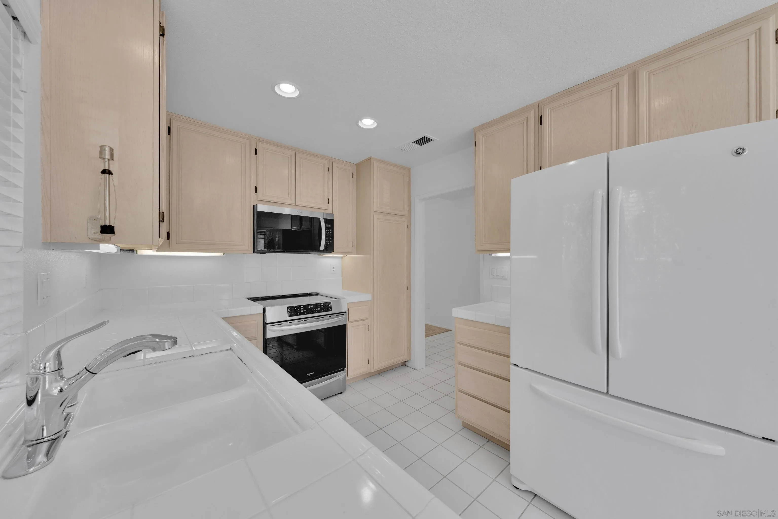 https://cdn.realtyfeed.com/cdn/127/260006138/40158a1a64ff1d2d25e2dfb5a3a8be7f.webp