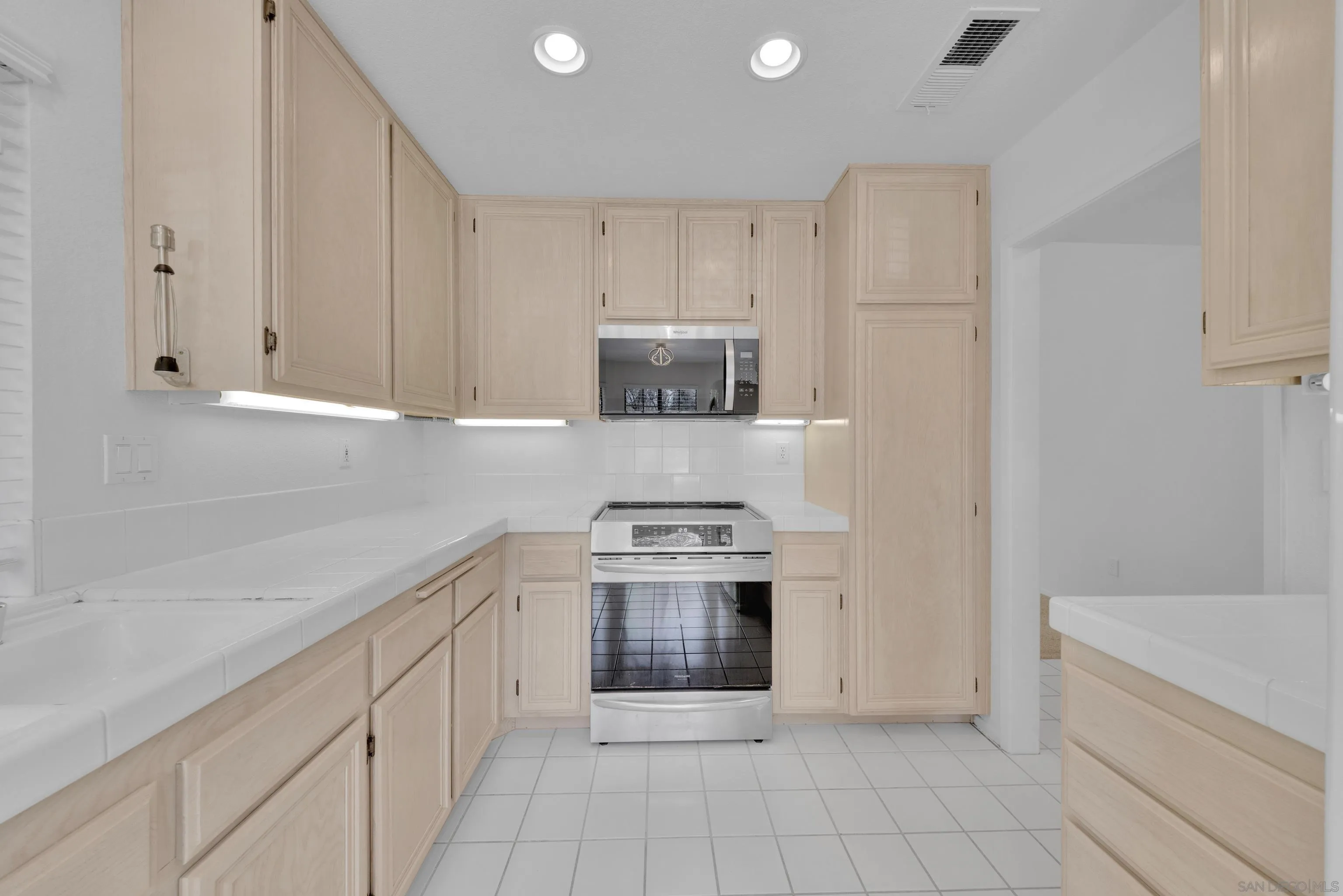 https://cdn.realtyfeed.com/cdn/127/260006138/5befb56bb3716f242237eee699e1f5d6.webp
