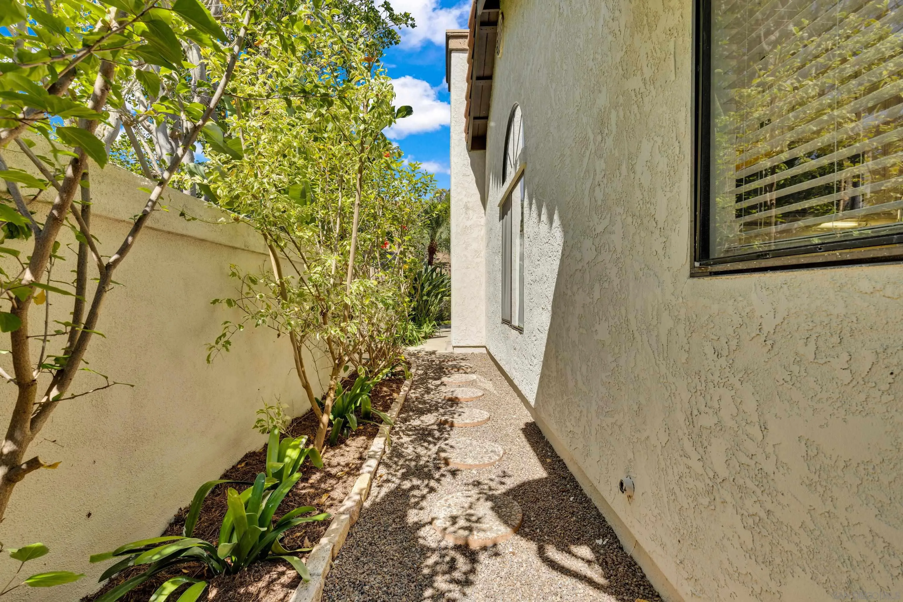 https://cdn.realtyfeed.com/cdn/127/260006138/7a7e66e6ef4707e7f5216ea50aa193ef.webp