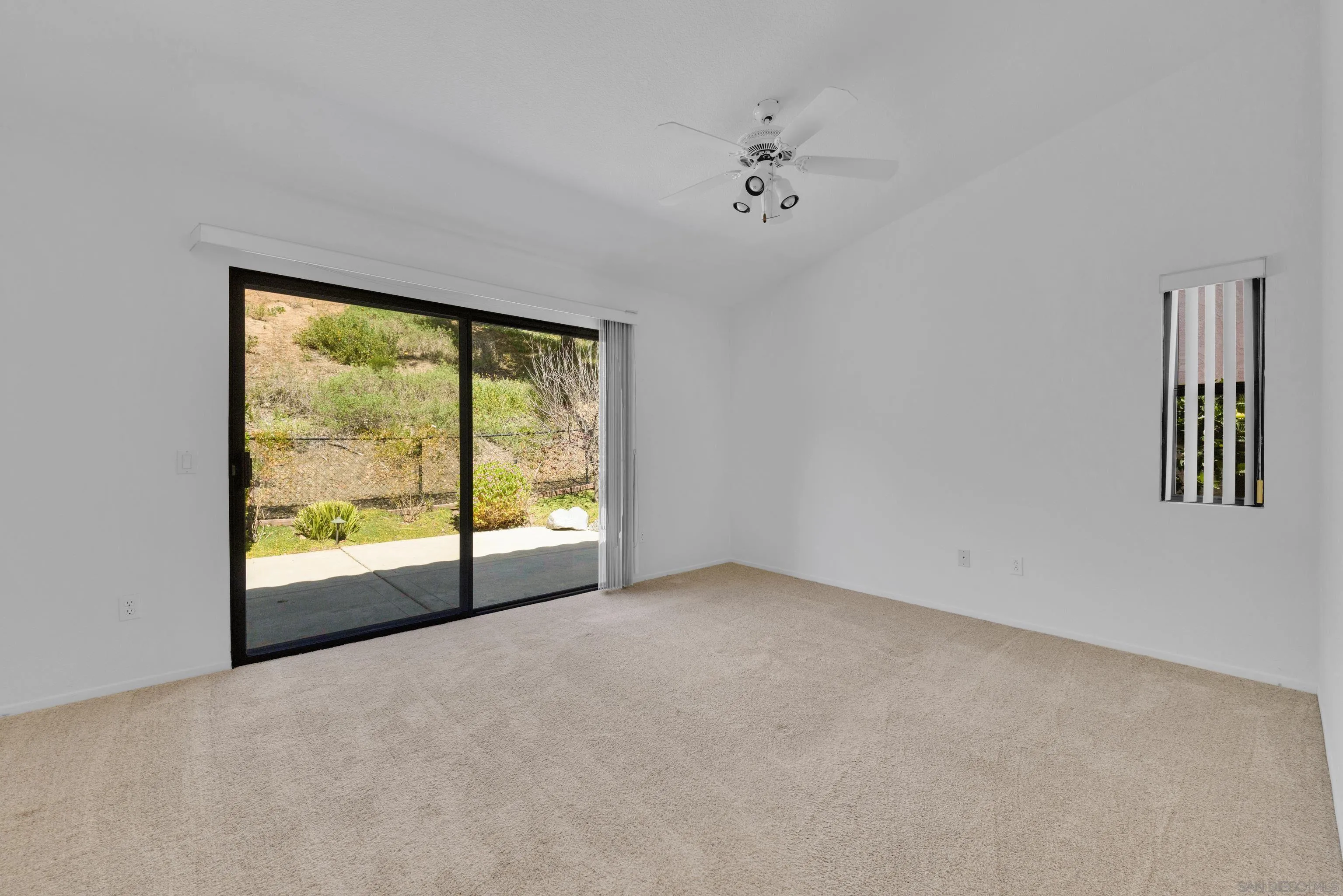 https://cdn.realtyfeed.com/cdn/127/260006138/8b2b047bc9b746d9b9e451d30088d170.webp