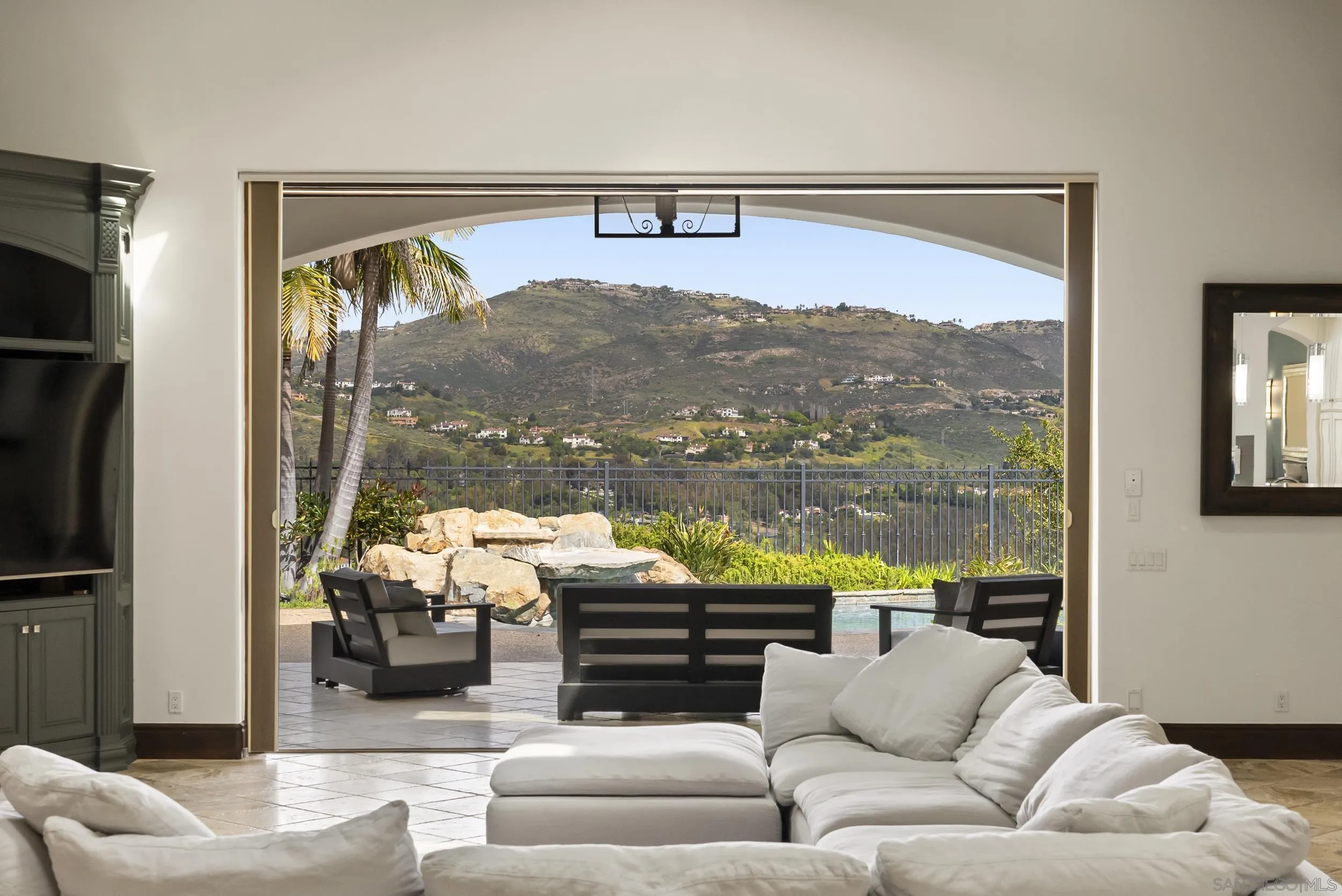 https://cdn.realtyfeed.com/cdn/127/260006229/1f60455e4aa6a78f874b836fbb95a5ef.webp