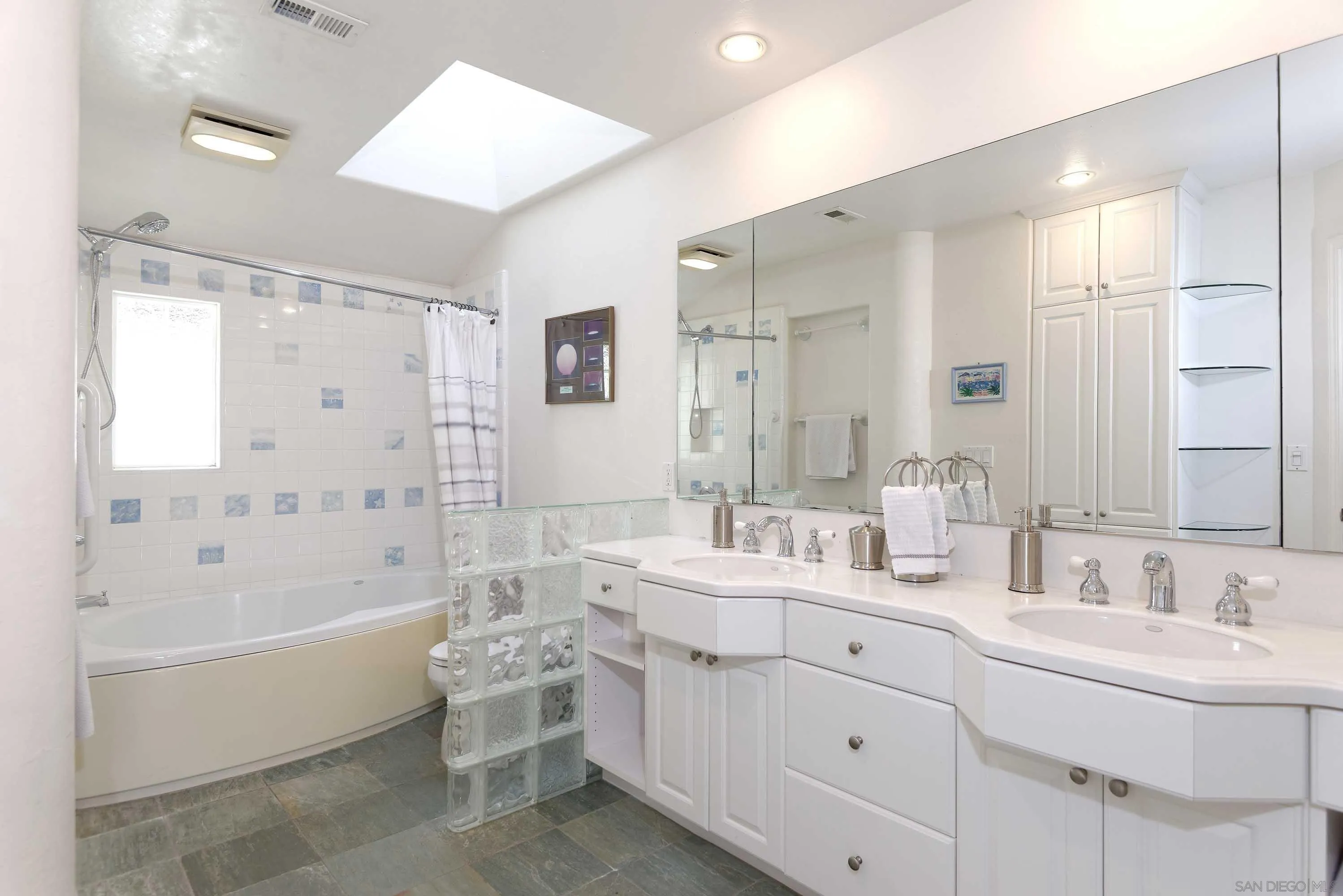 https://cdn.realtyfeed.com/cdn/127/260006241/87c6f416dc63be80f86673b9ca47d037.webp