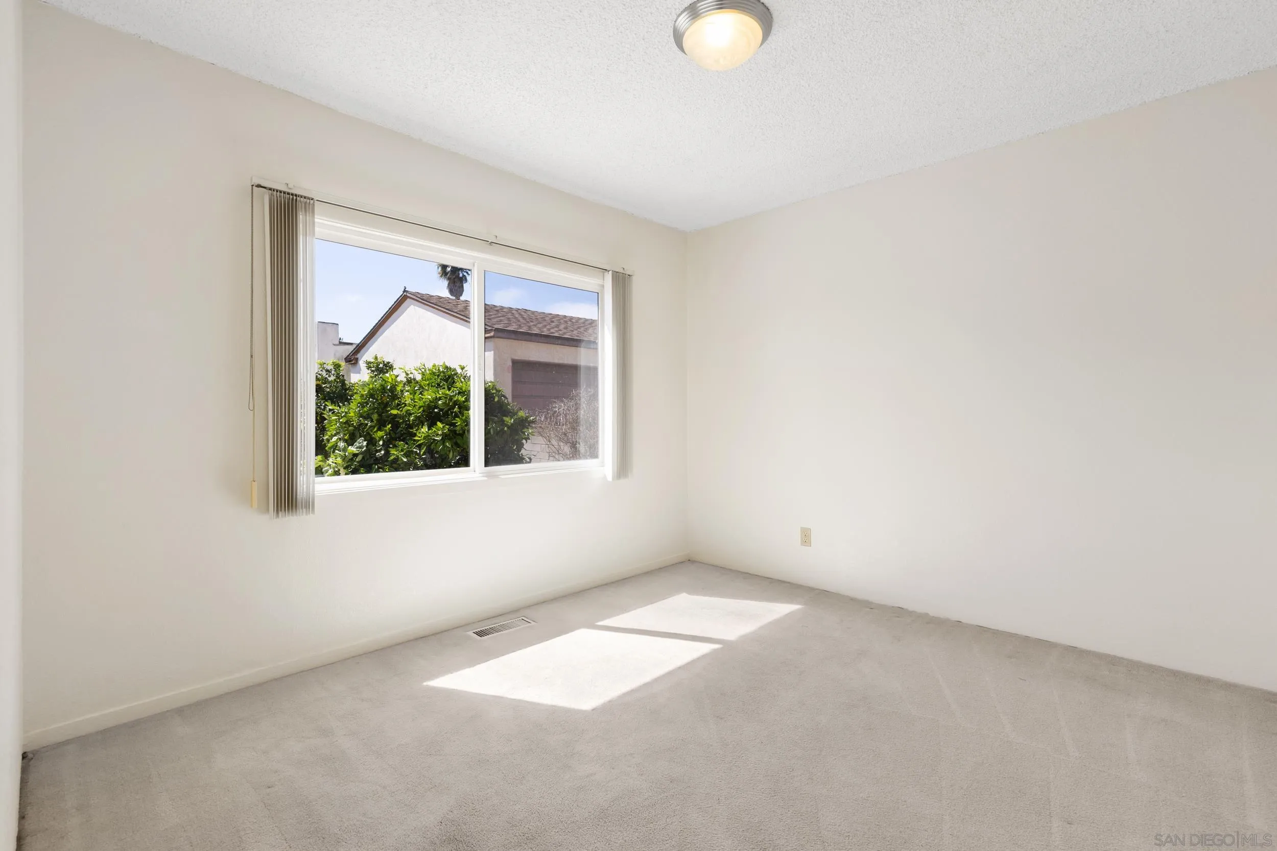 https://cdn.realtyfeed.com/cdn/127/260006284/11cda5f887275d4d4b12188cb38f4cd2.webp