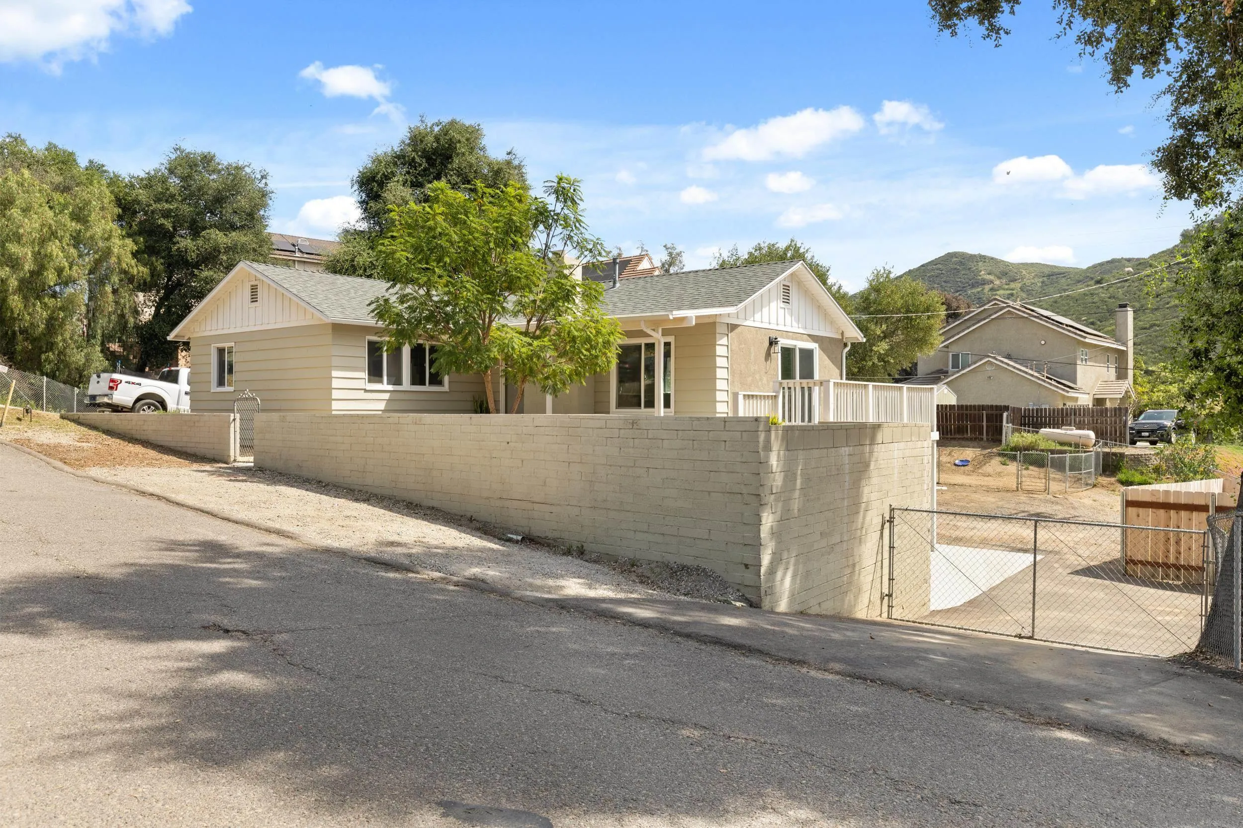 https://cdn.realtyfeed.com/cdn/127/260006293/6ca8307ab61f7d2e0f3af6d51ebf88fe.webp