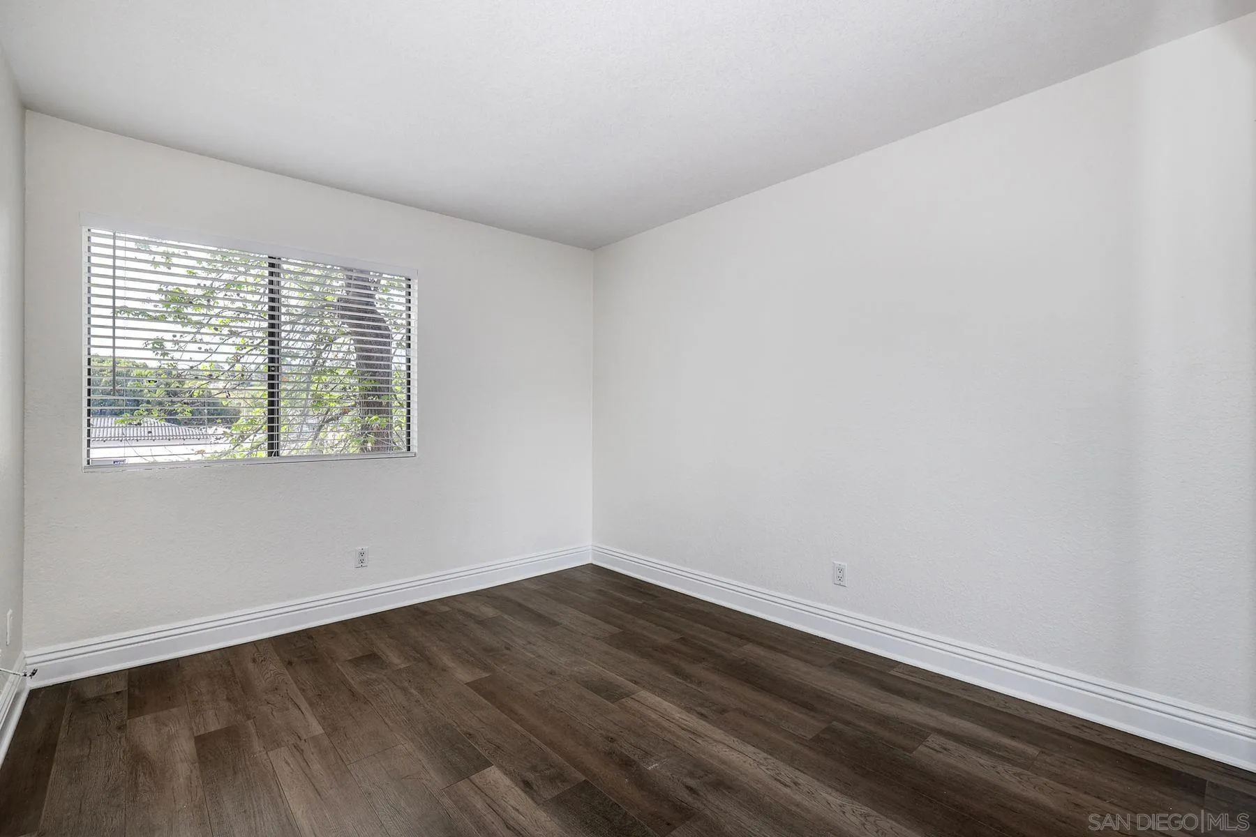 https://cdn.realtyfeed.com/cdn/127/260006300/9ef0b3fbf273c551fb1a86e4f156ddc4.webp