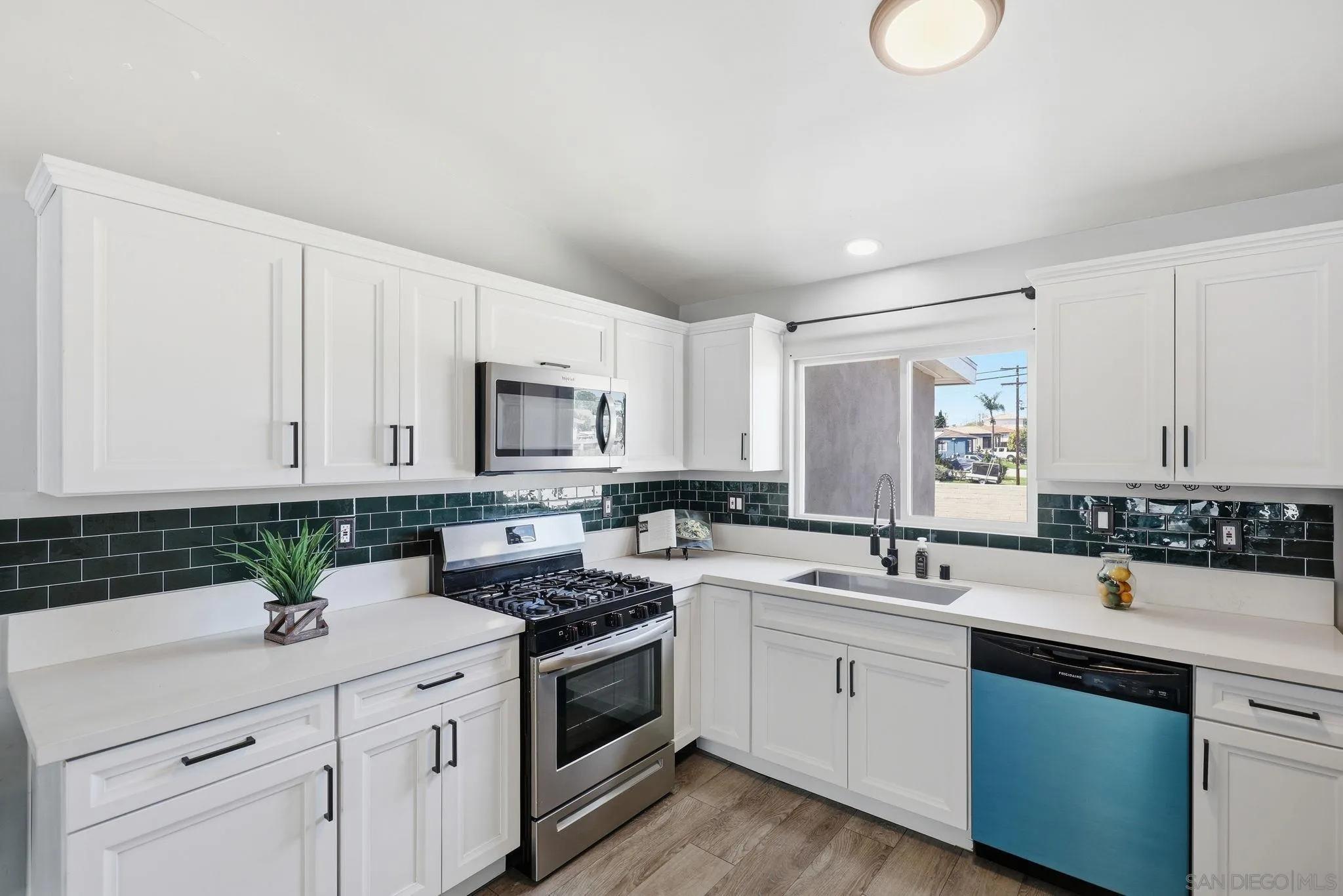 https://cdn.realtyfeed.com/cdn/127/260006316/21ecf309c8906bbf017bb5aaae58a36c.webp