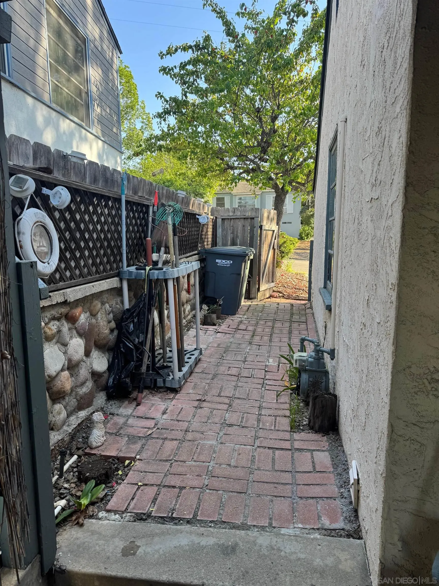 https://cdn.realtyfeed.com/cdn/127/260006327/25dcabe13f9f8e8071560a815d854d2d.webp