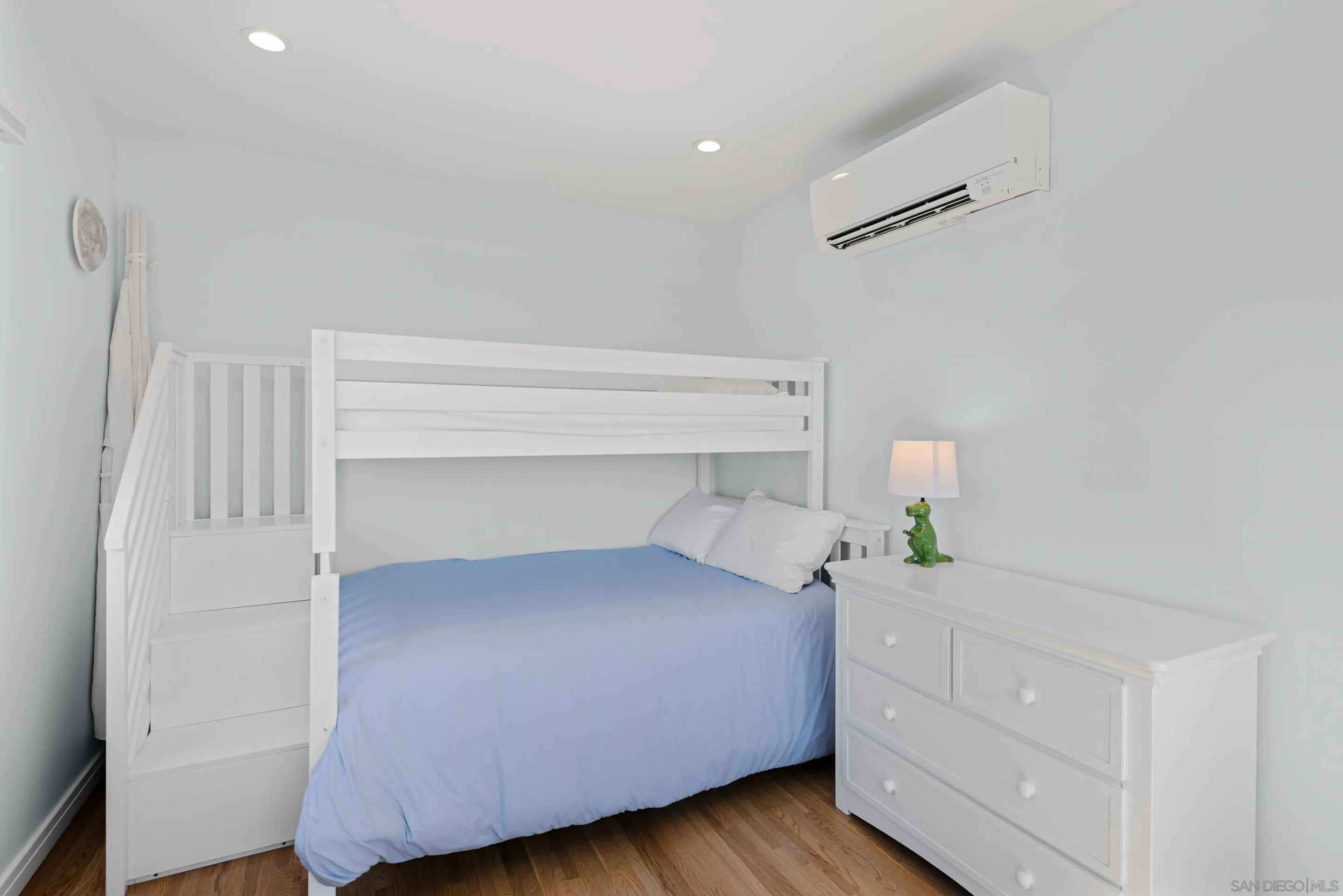 https://cdn.realtyfeed.com/cdn/127/260006352/554ca47ded8c35d4137ce0509fe3ae39.webp