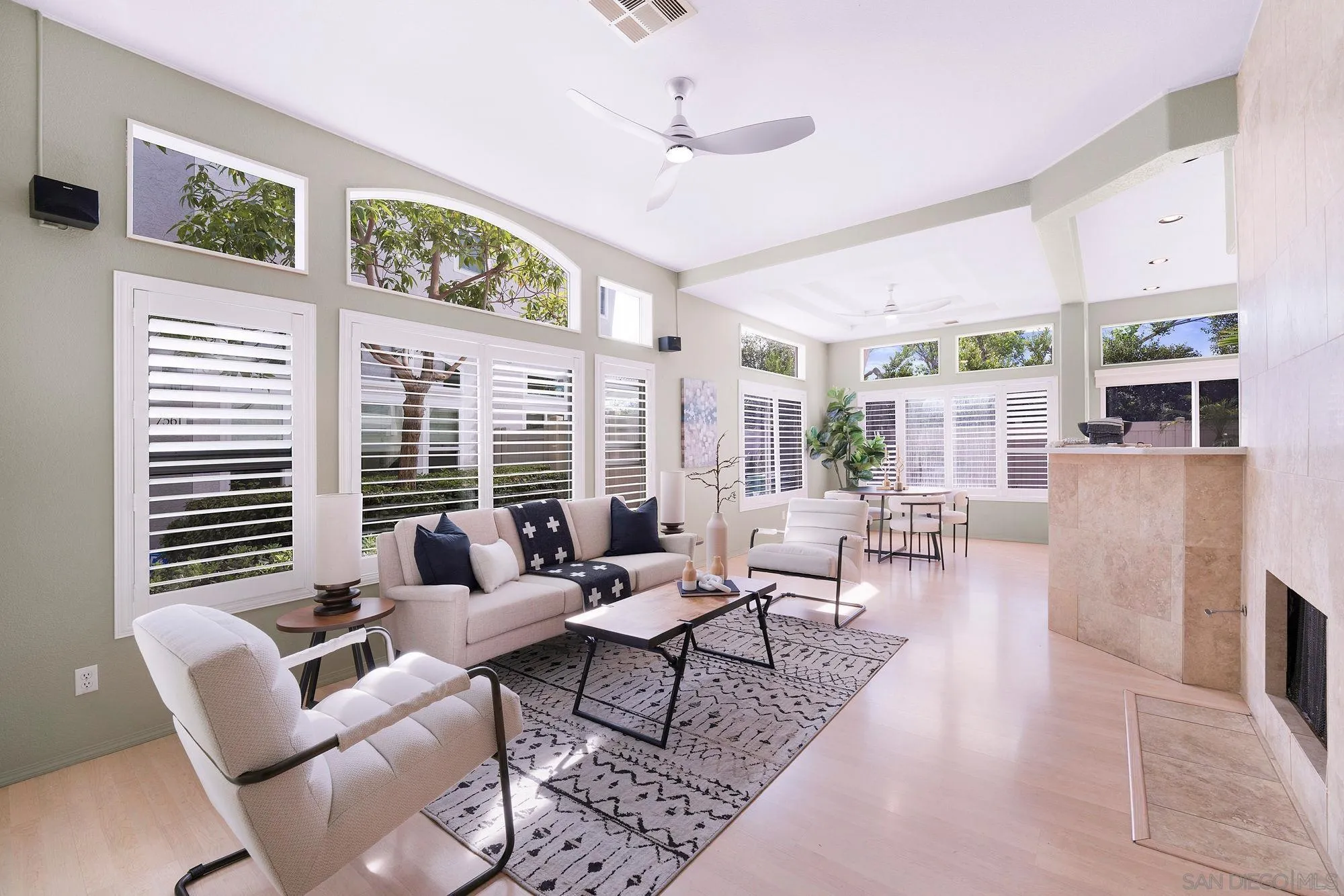 https://cdn.realtyfeed.com/cdn/127/260006353/922f698fd4e961c3594498bb0477d97c.webp