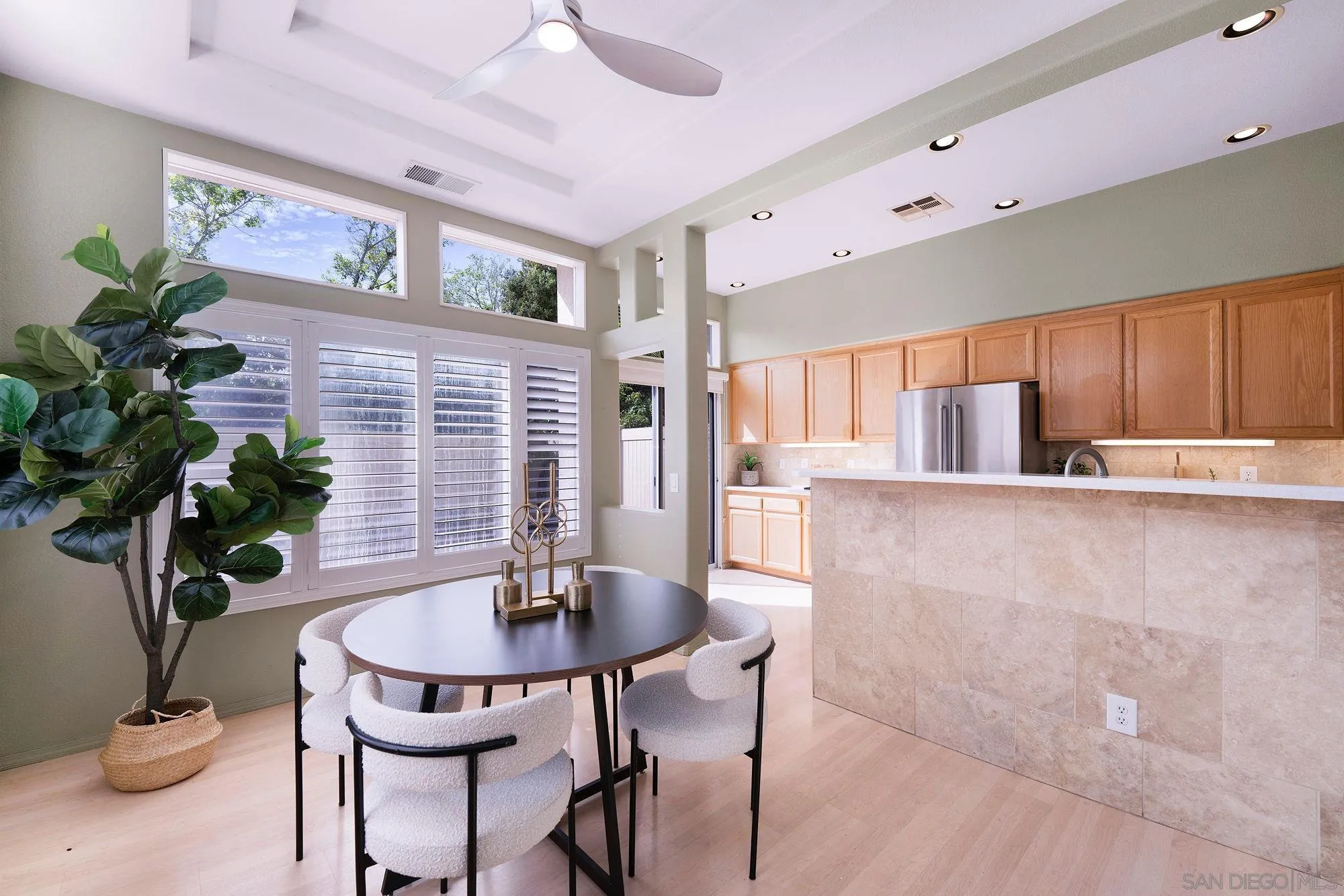 https://cdn.realtyfeed.com/cdn/127/260006353/f703b1f4bcb94dd856d5665863223bd2.webp