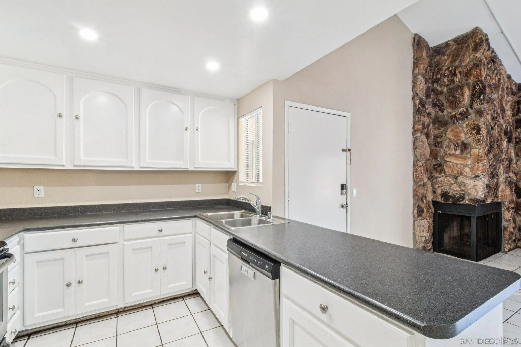 https://cdn.realtyfeed.com/cdn/127/260006358/756413948bd5f4962c83eb28d35e1db2.webp
