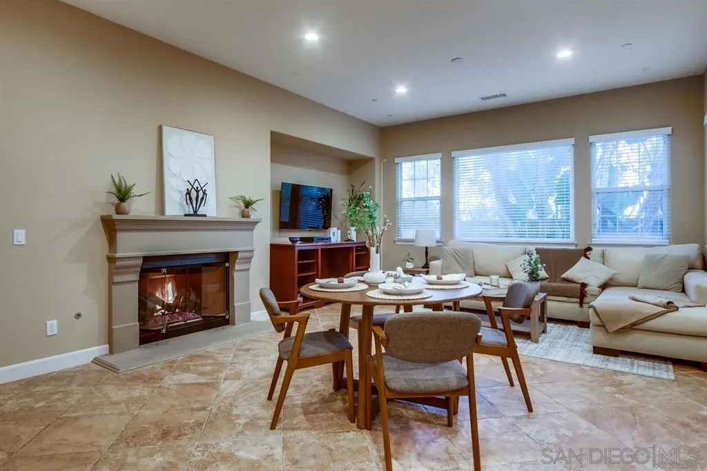 https://cdn.realtyfeed.com/cdn/127/260006378/39ed729fb0ae7801ef47be141b554f18.webp