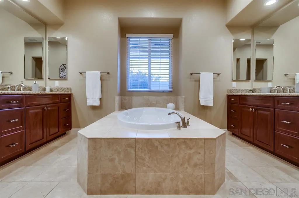 https://cdn.realtyfeed.com/cdn/127/260006378/53fd791495dd446850a66f78cebfcc11.webp