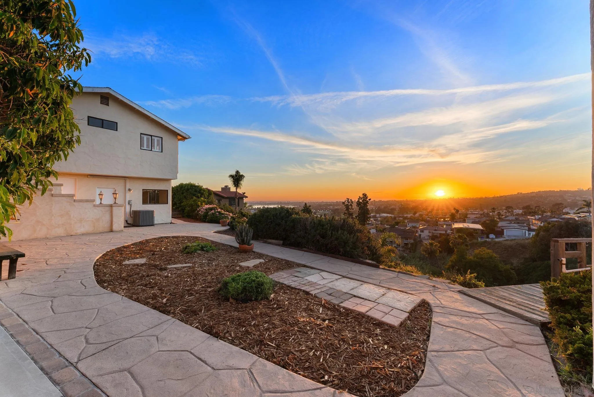 https://cdn.realtyfeed.com/cdn/127/260006384/e83c07474e617a941e57f5e63d83212c.webp