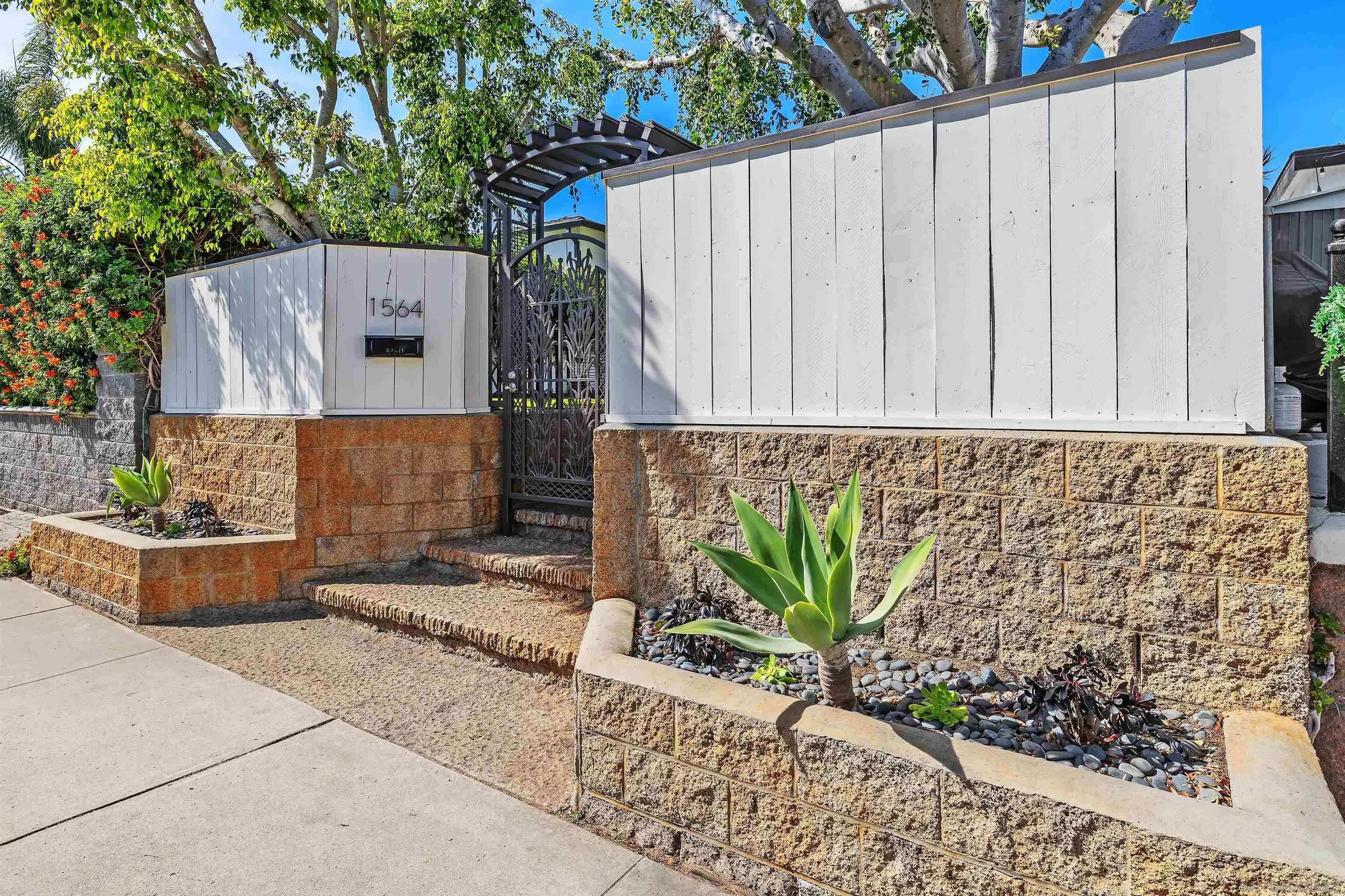 https://cdn.realtyfeed.com/cdn/127/260006393/66829a67bb4b7d1ba2711b18c7cdf2f6.webp