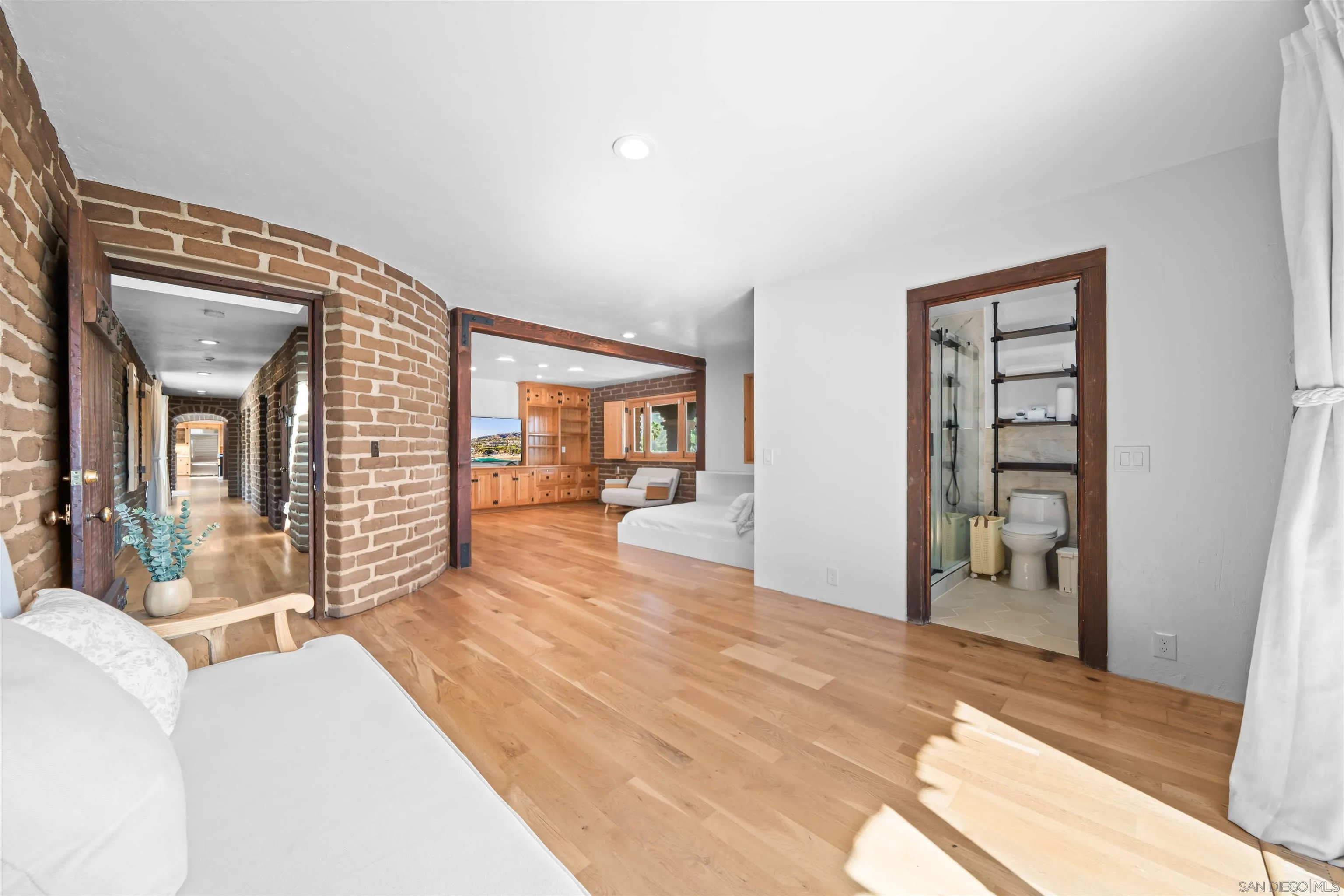 https://cdn.realtyfeed.com/cdn/127/260006397/821ab37bd4e26159bc6796de618fd8b8.webp