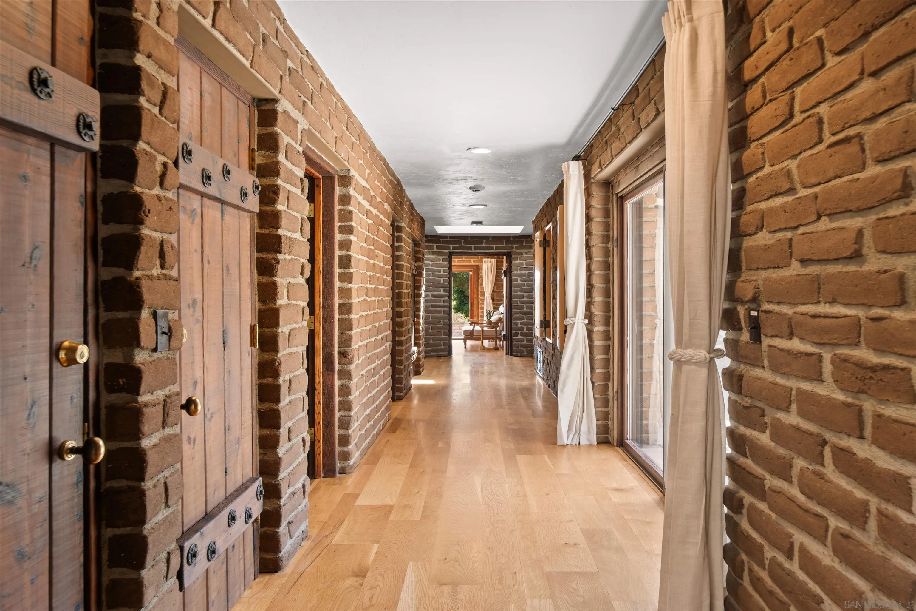 https://cdn.realtyfeed.com/cdn/127/260006397/9de8c7d11359428f6d5afac207c2199c.webp