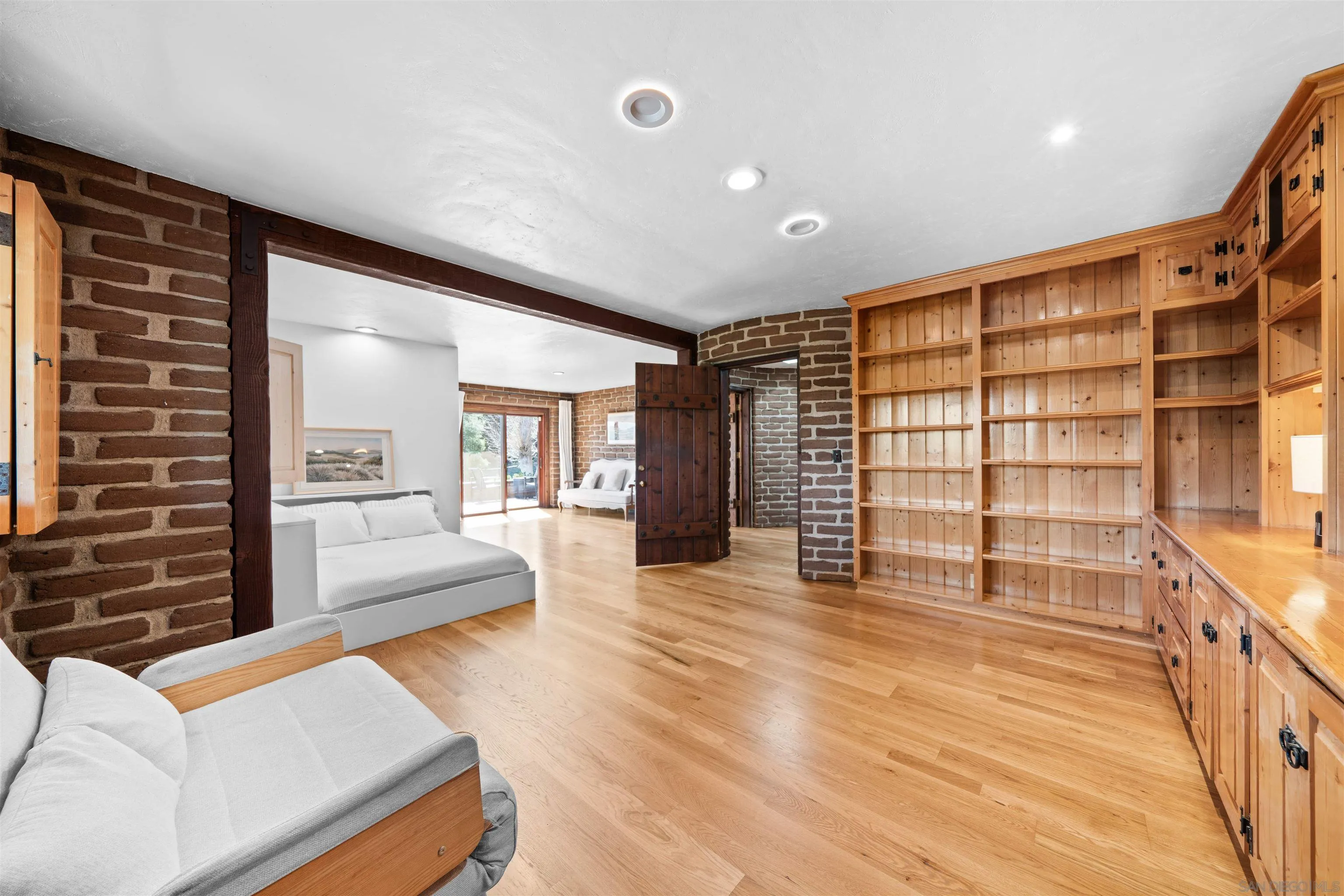 https://cdn.realtyfeed.com/cdn/127/260006397/d4c688f8d82a3242a841993a1b9f7bd7.webp