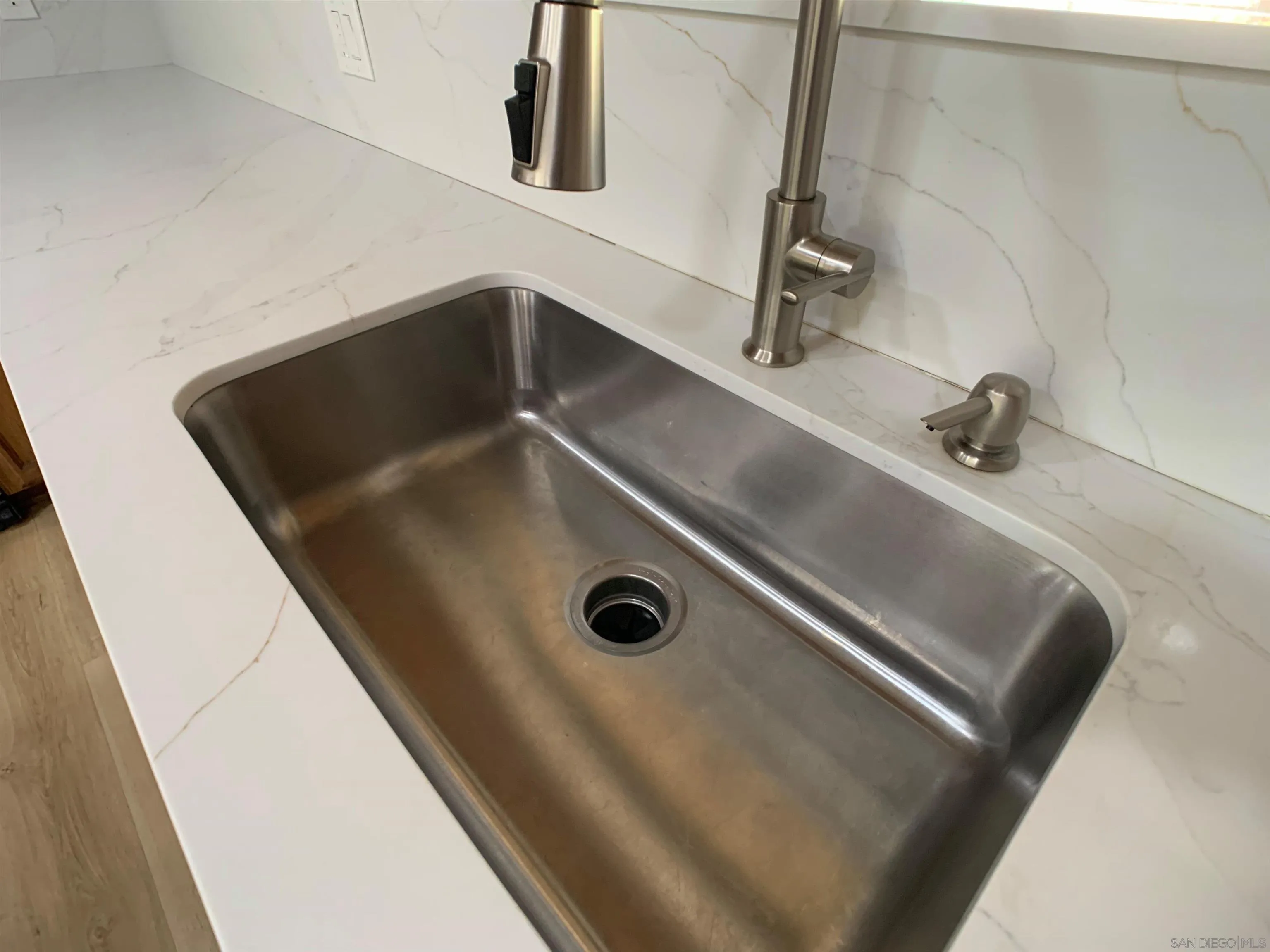 https://cdn.realtyfeed.com/cdn/127/260006405/300c2286694cad1ab393a9f06de88d33.webp