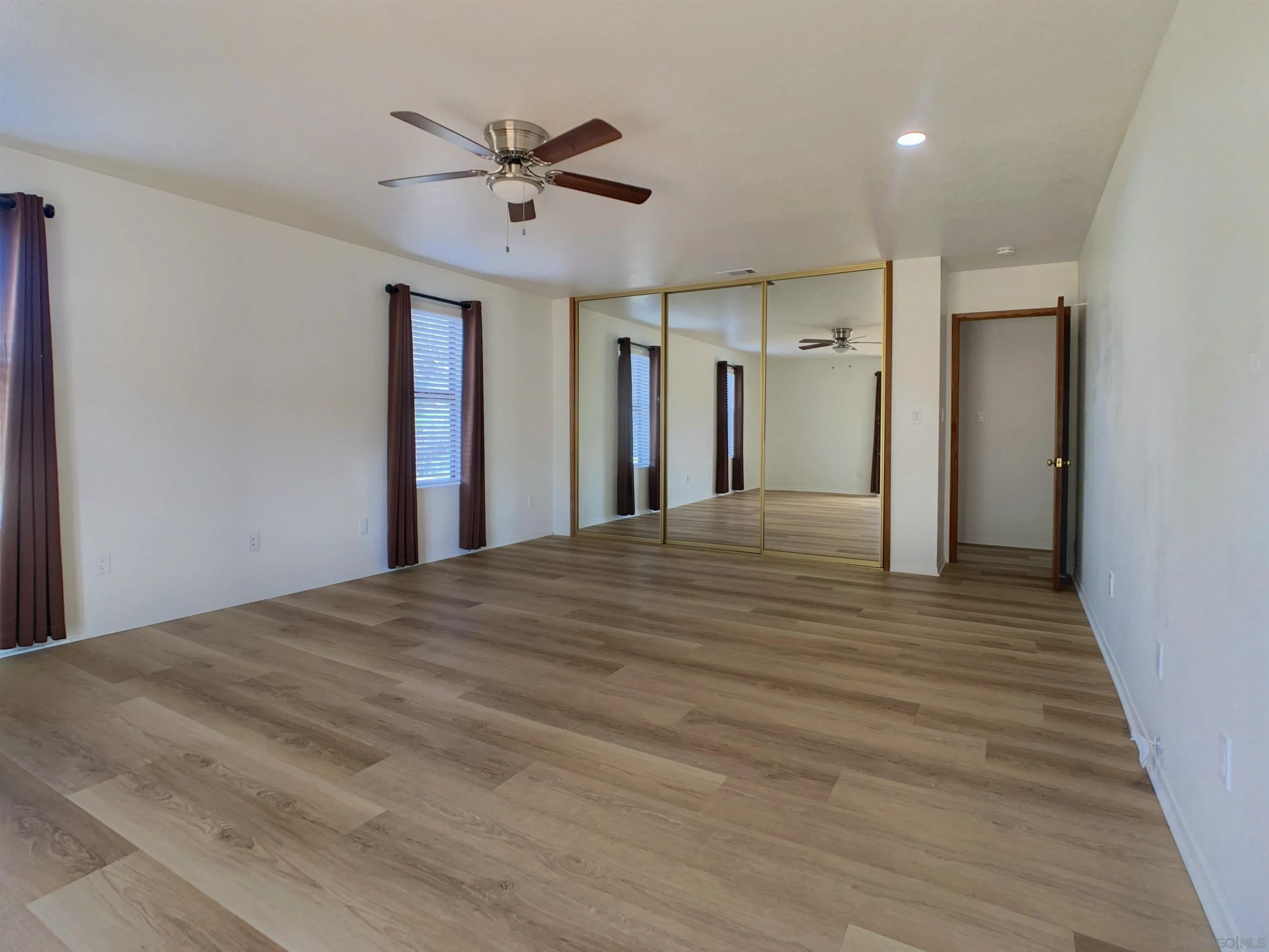 https://cdn.realtyfeed.com/cdn/127/260006405/e2824508f47b1e47e7a335f6dd3a629e.webp
