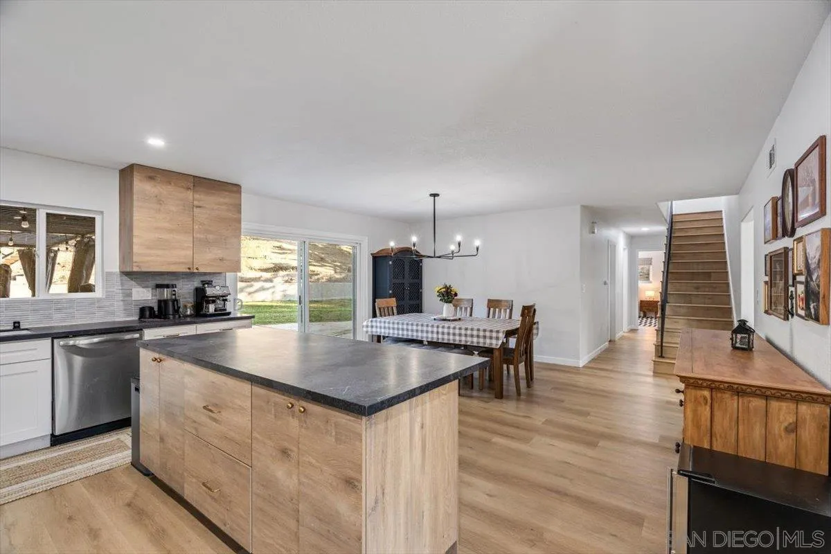 https://cdn.realtyfeed.com/cdn/127/260006421/57ac26f3a1965e28cc622436025582ad.webp