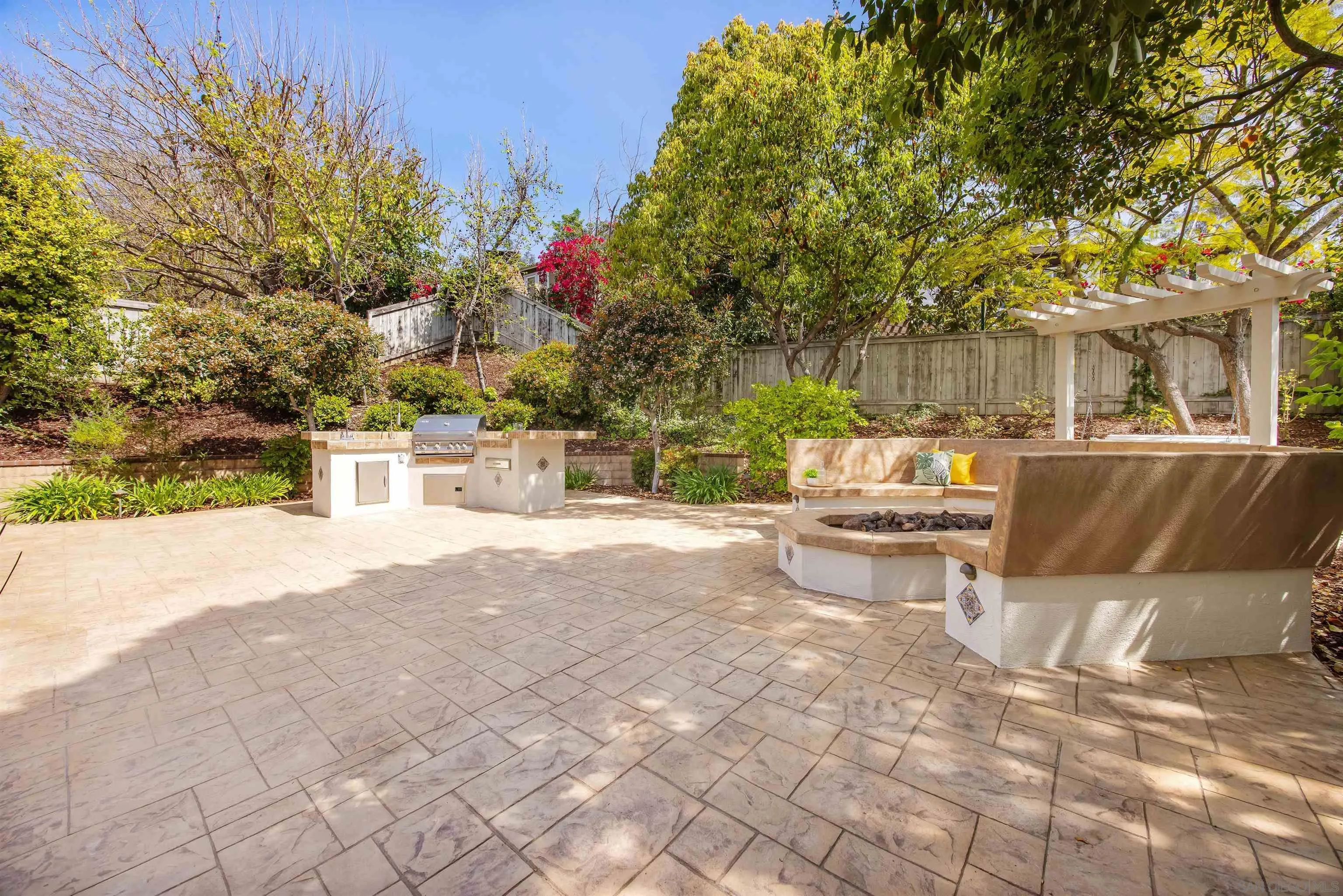 https://cdn.realtyfeed.com/cdn/127/260006434/735dcd55abc4b7e9238321b625a0e7b0.webp