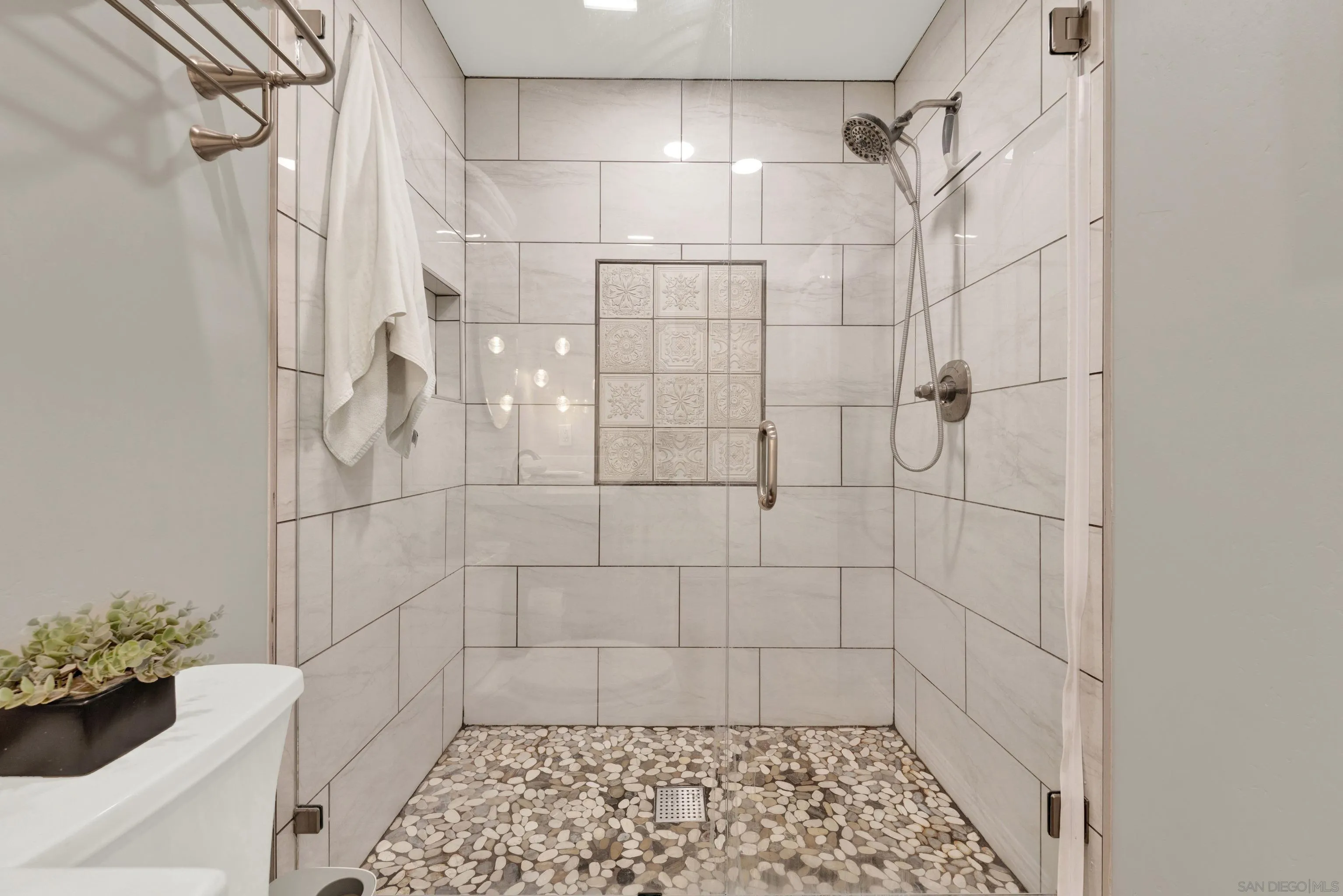 https://cdn.realtyfeed.com/cdn/127/260006435/481e4b58f349a171f7d7557bb2ac6461.webp
