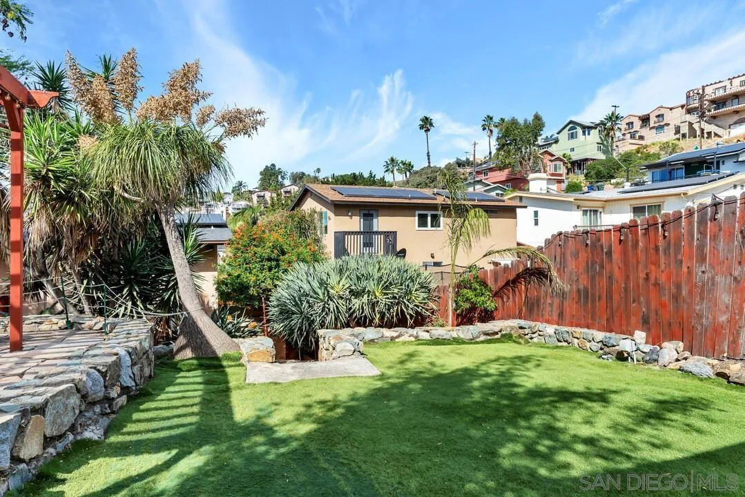 https://cdn.realtyfeed.com/cdn/127/260006442/ca761940611ac9b34078a9f38d36bd24.webp