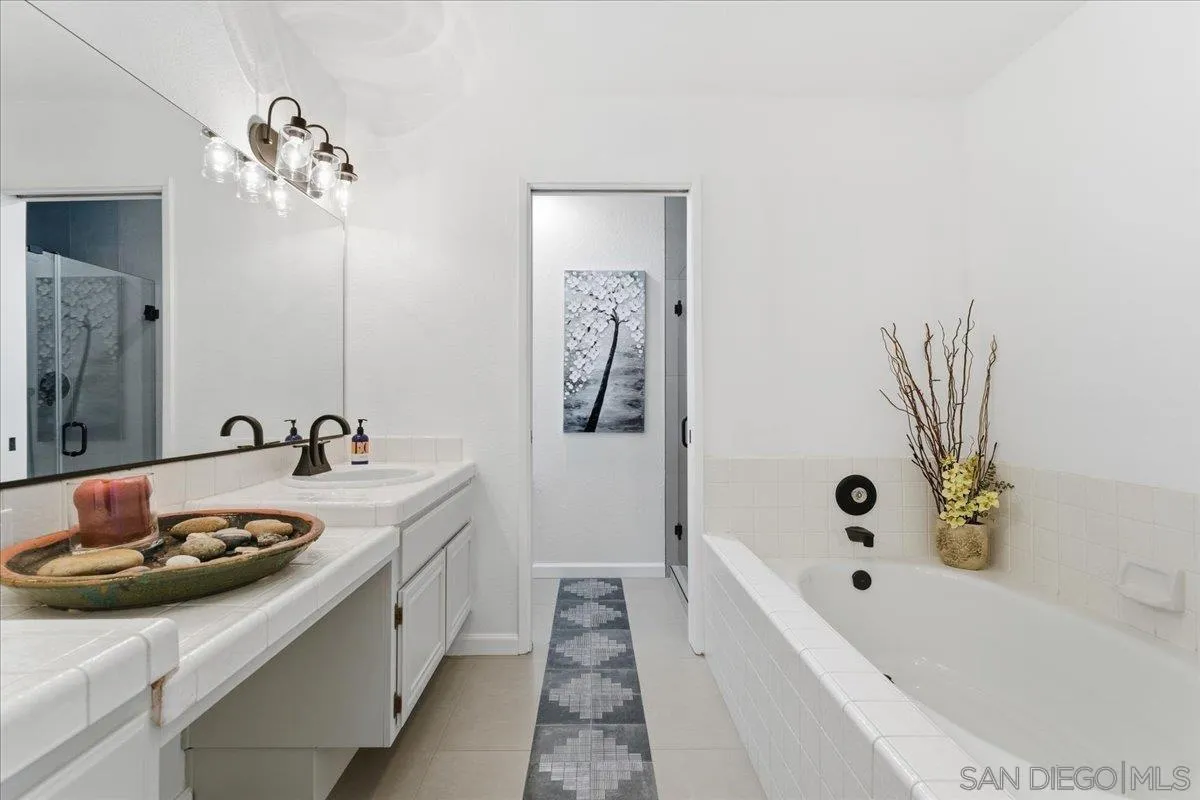 https://cdn.realtyfeed.com/cdn/127/260006445/a0aed960f1a408658af11f141f097fcd.webp