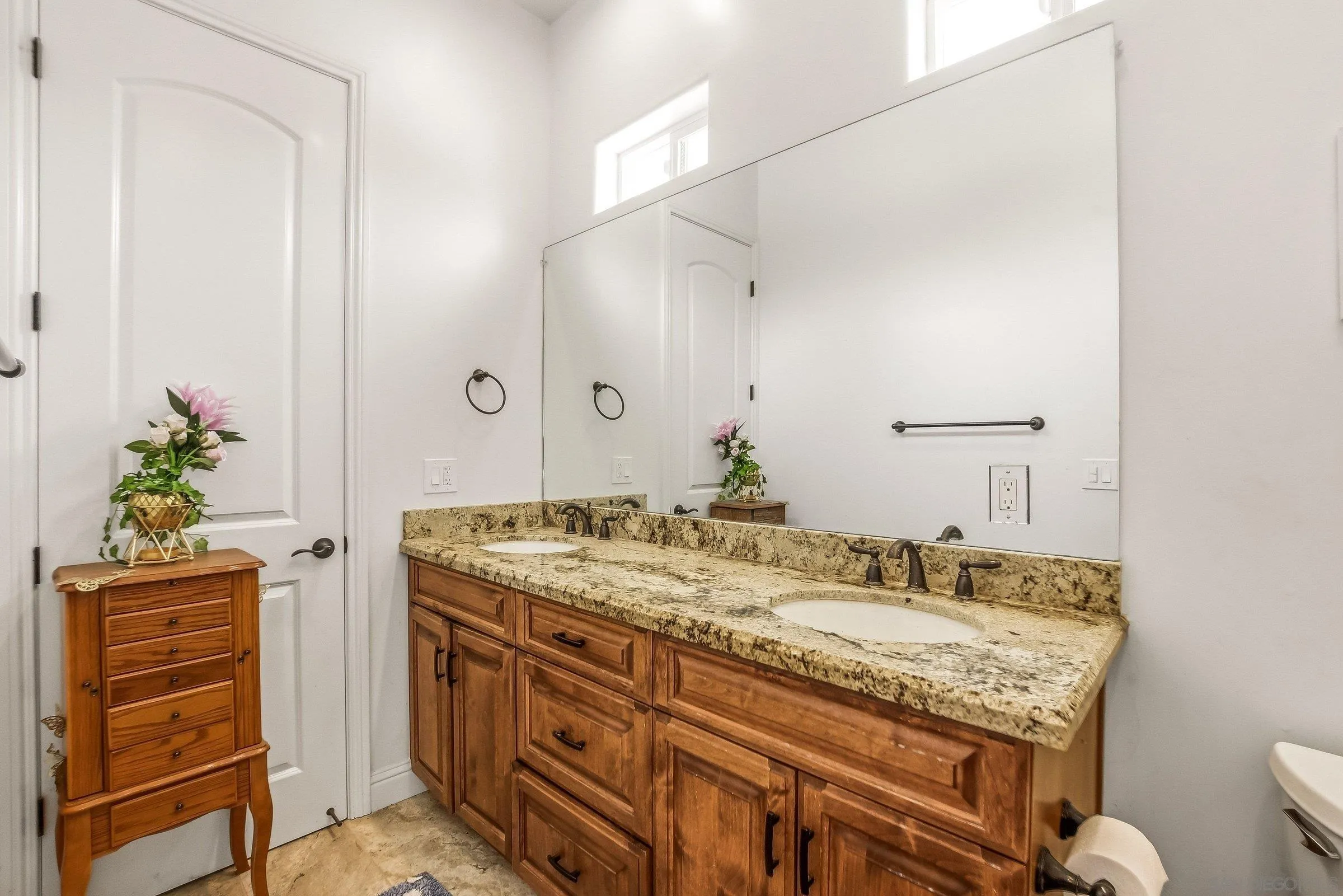 https://cdn.realtyfeed.com/cdn/127/260006447/5f18d9a53c0ffd5b736d0b171897135c.webp