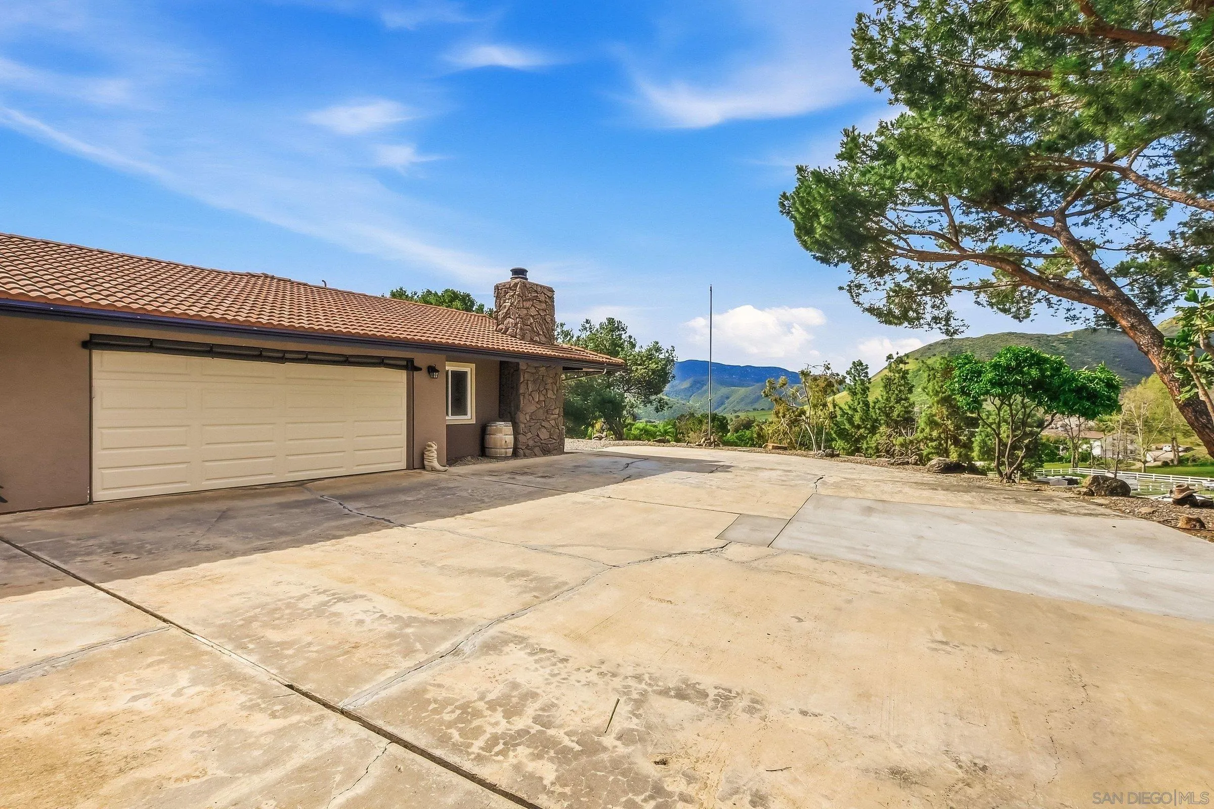 https://cdn.realtyfeed.com/cdn/127/260006448/62da413723244cbe26cf6f37f67e2994.webp