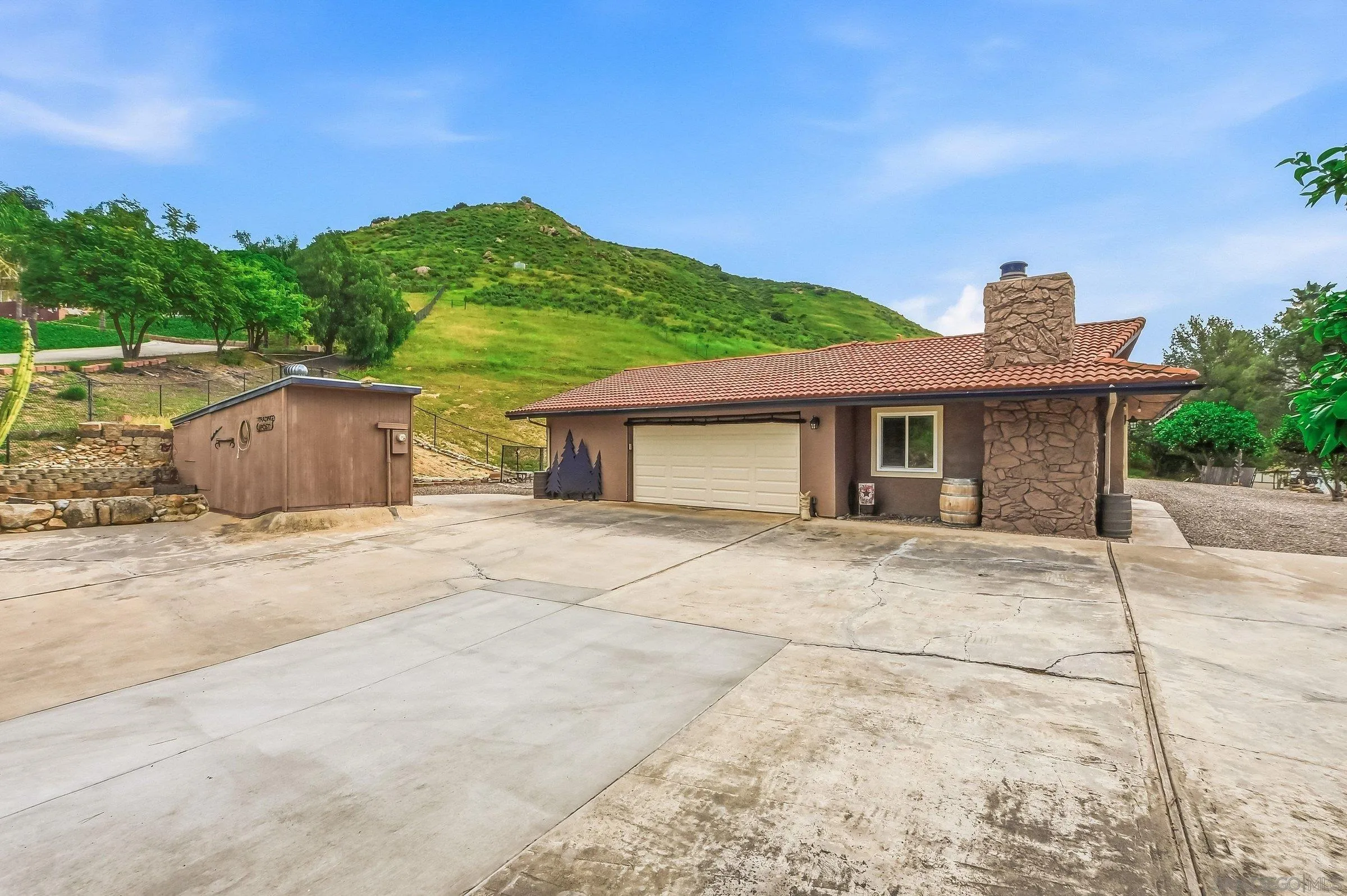 https://cdn.realtyfeed.com/cdn/127/260006448/6f1c1427ff9ef7d6032bcef875cb8236.webp