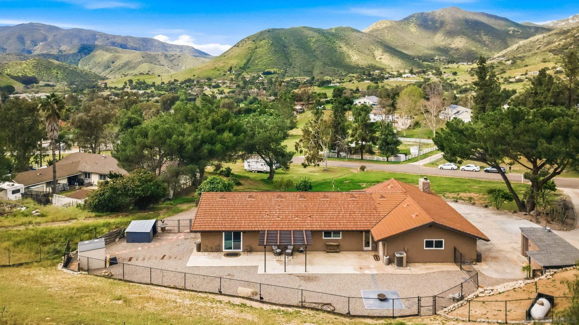 https://cdn.realtyfeed.com/cdn/127/260006448/bec9196f47e17e93dbcded0fd1ca9d22.webp