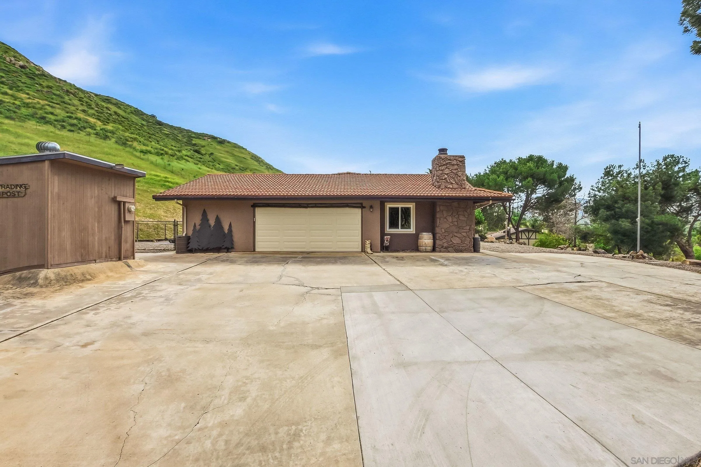 https://cdn.realtyfeed.com/cdn/127/260006448/df3dc09a6c4ac9aae5c2a63407368aca.webp