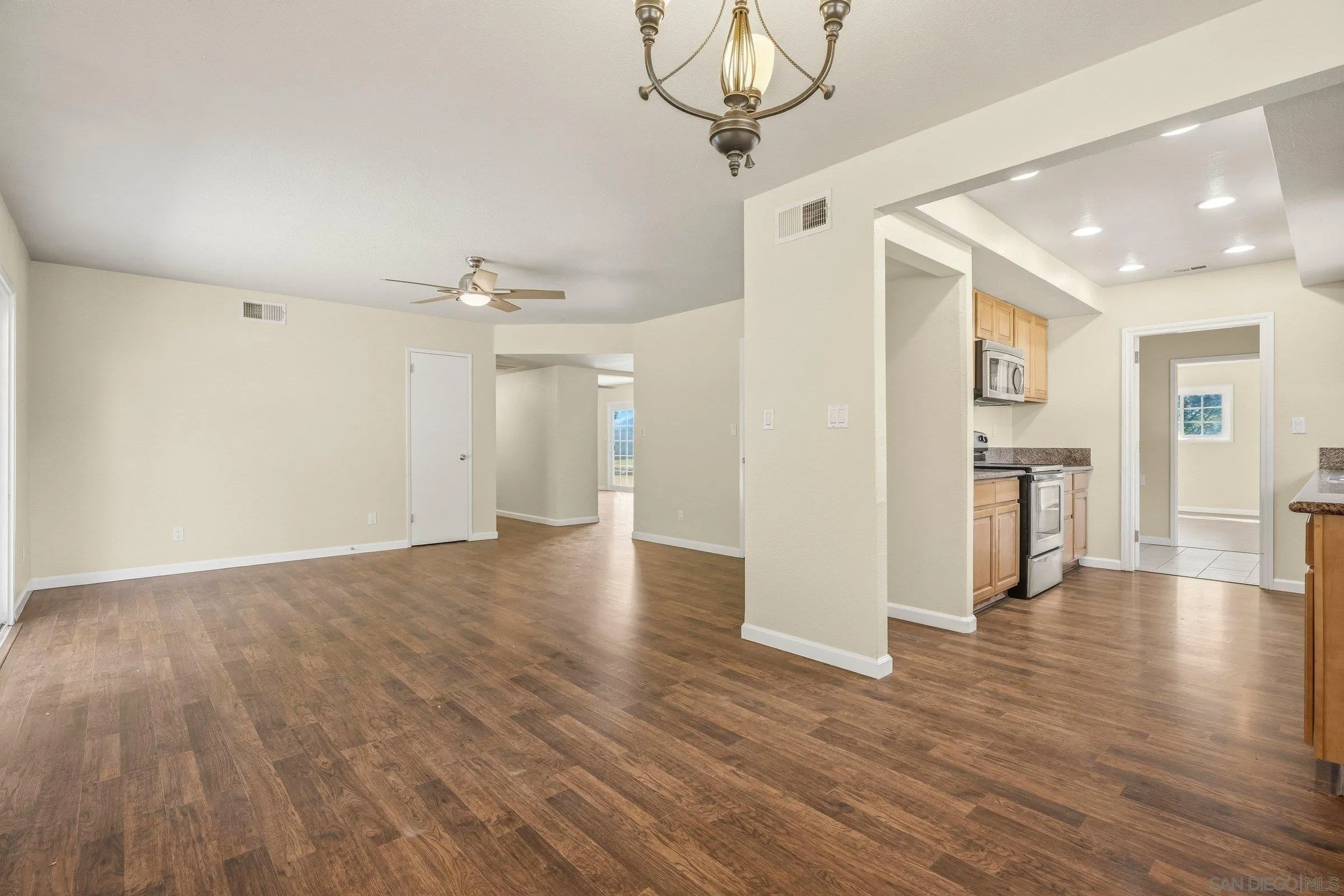 https://cdn.realtyfeed.com/cdn/127/260006452/41f248164992e82aad3c045acce2310e.webp
